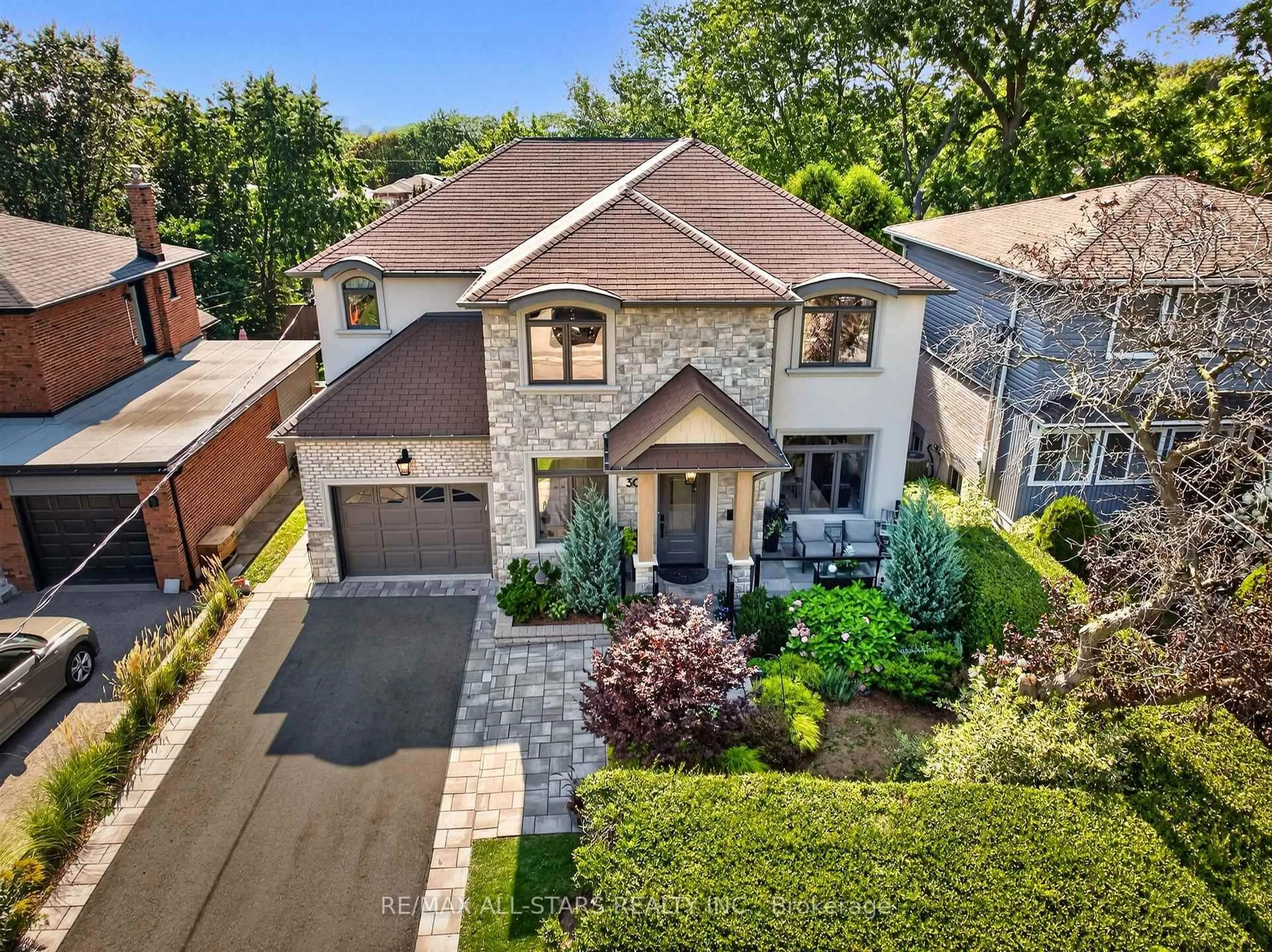A pic from outside/outdoor area/front of a property/back of a property/a pic from drone, street for 30 St Quentin Ave, Toronto Ontario M1M 2M8