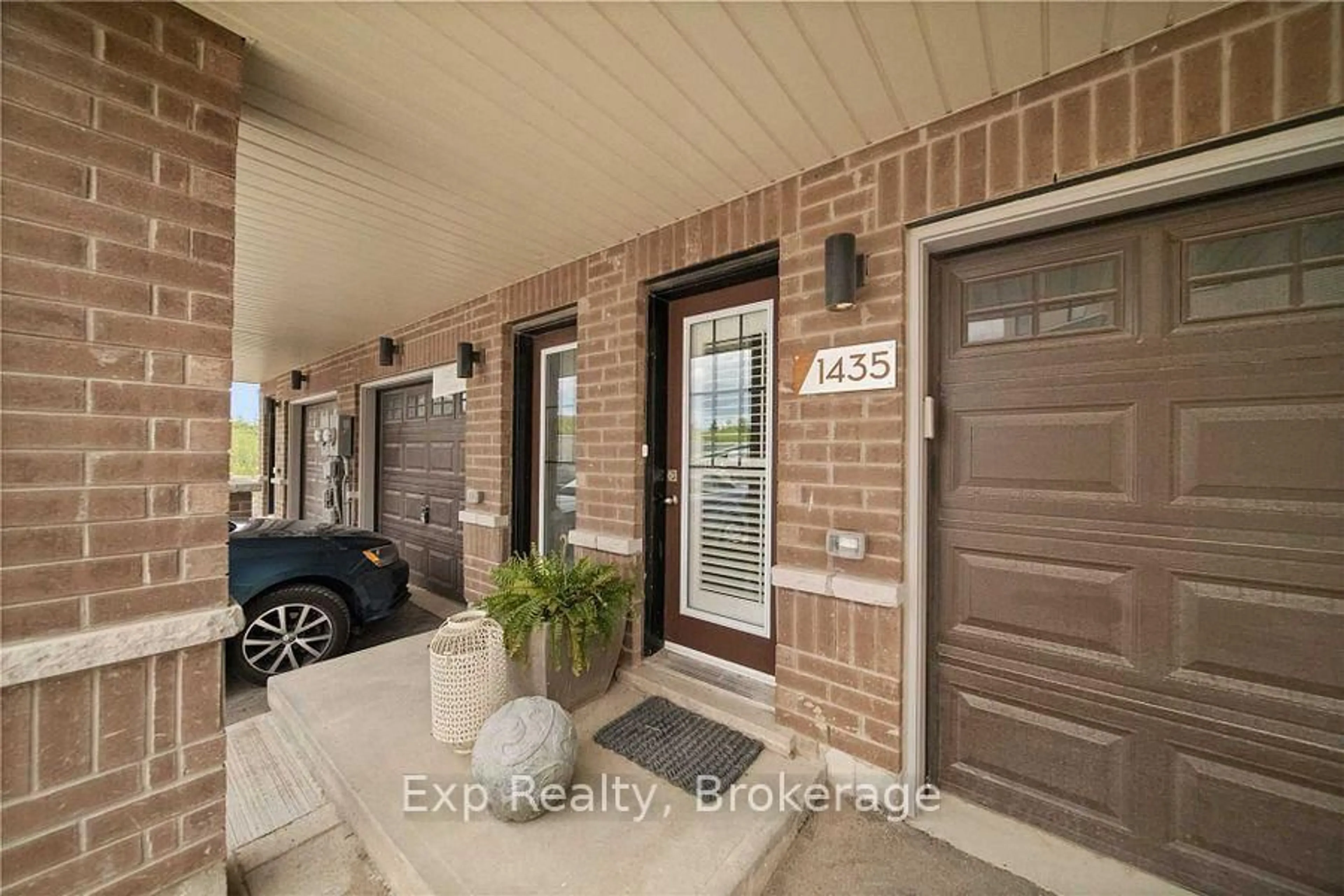 Indoor entryway for 1435 Green Rd, Clarington Ontario L1C 5K7