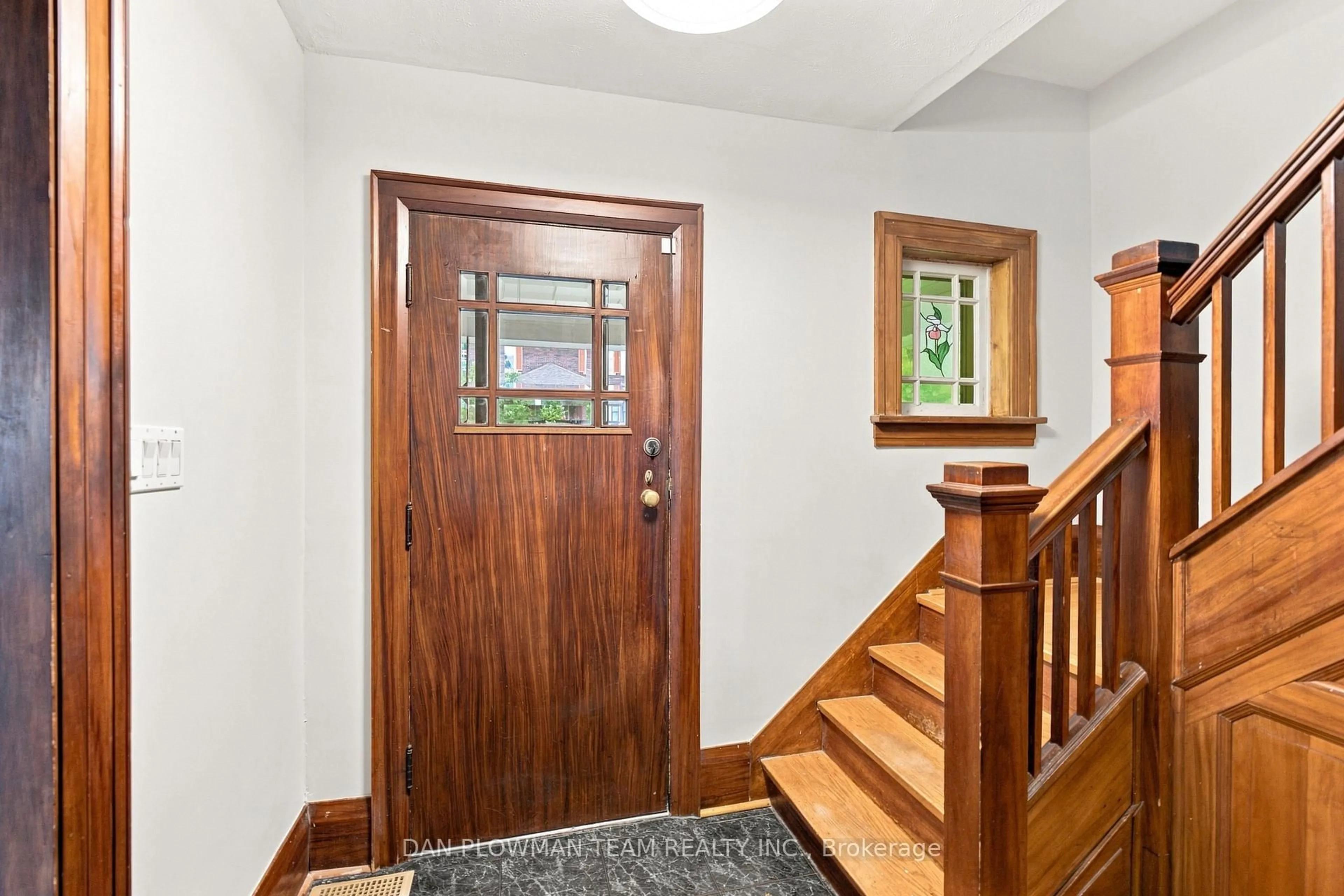 Indoor entryway for 307 William St, Oshawa Ontario L1G 1K9