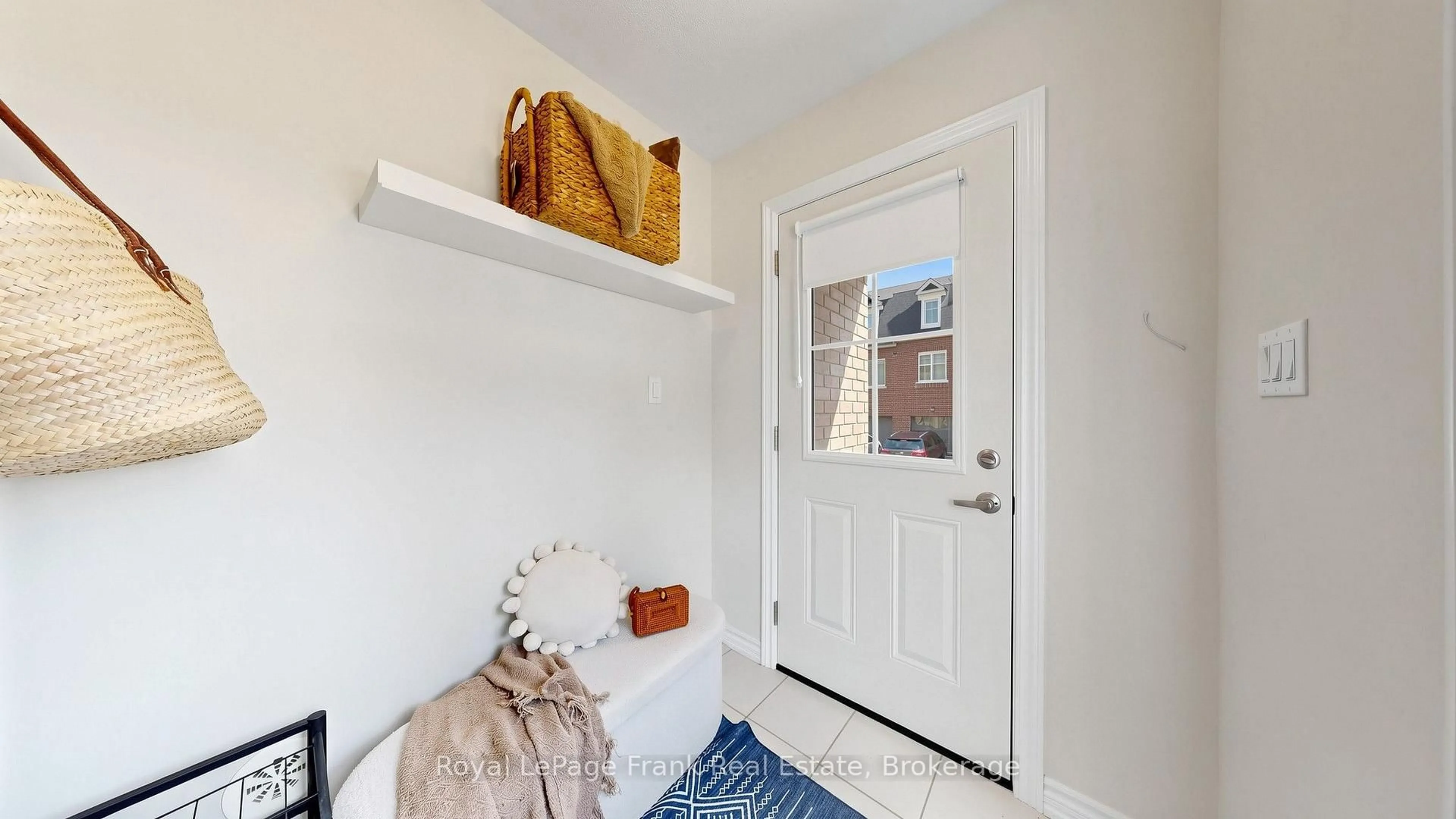 Indoor entryway for 139 Senay Circ, Clarington Ontario L1E 0G9