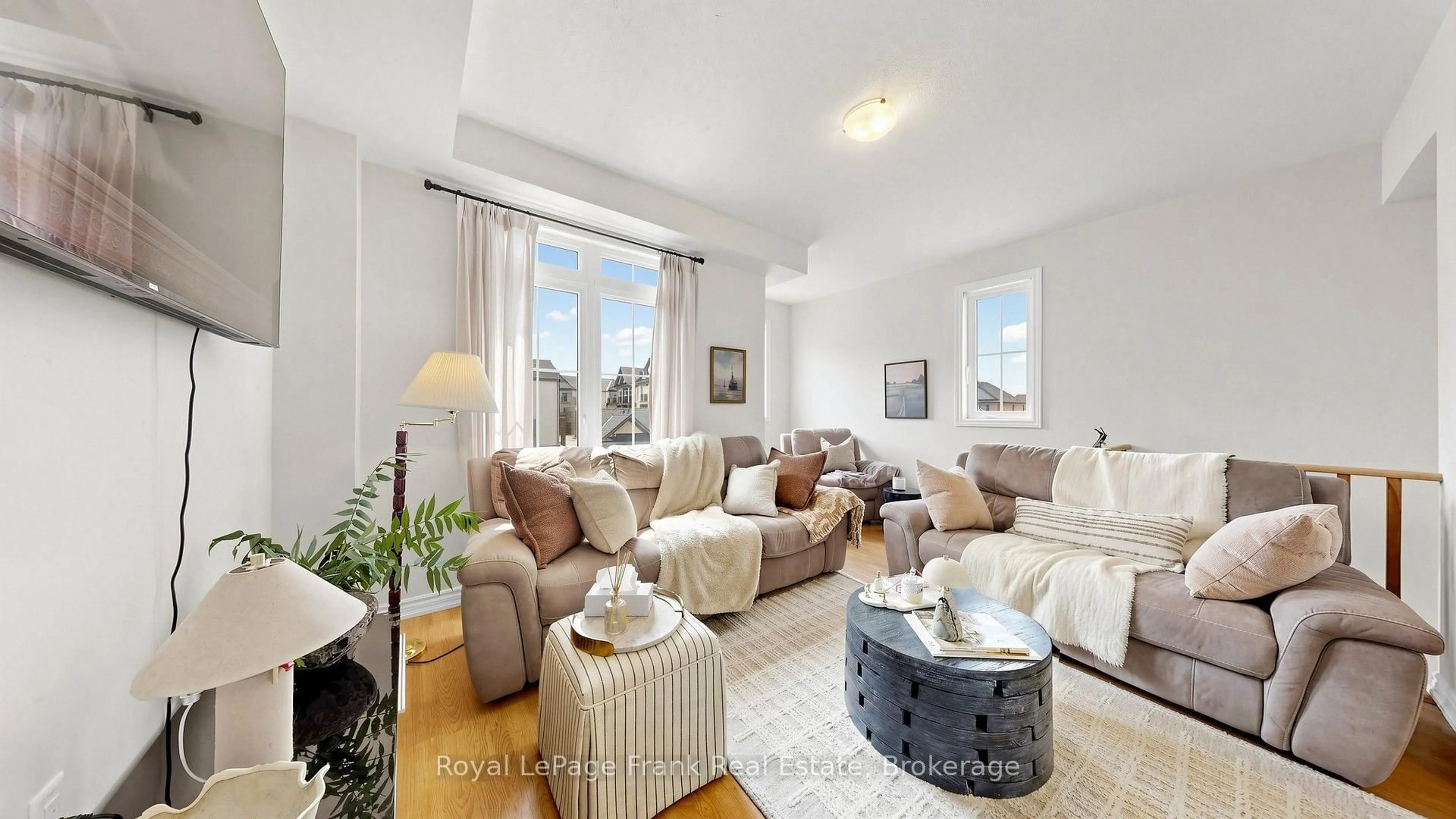Living room with furniture, unknown for 139 Senay Circ, Clarington Ontario L1E 0G9