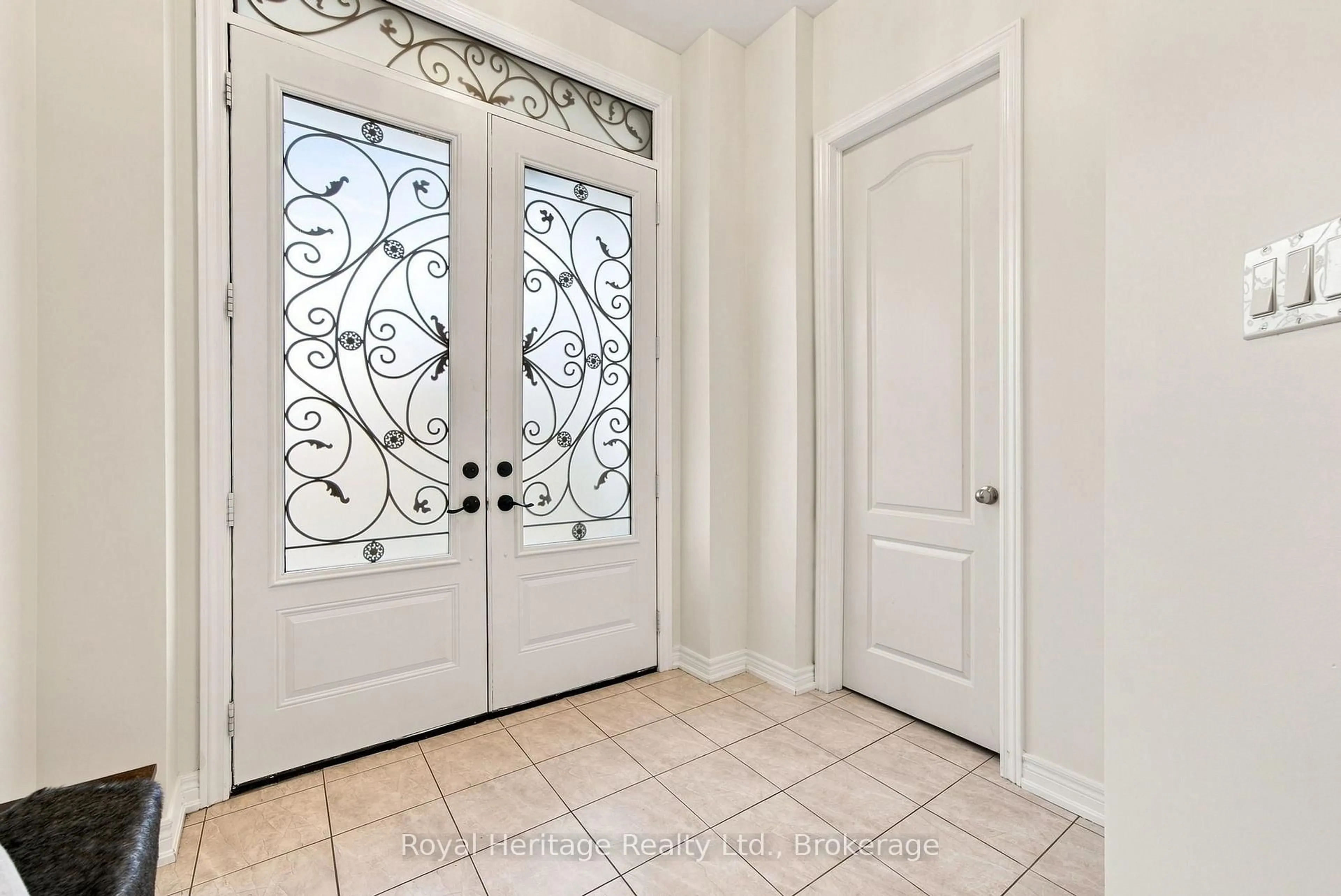 Indoor entryway for 1684 WILLIAM LOTT Dr, Oshawa Ontario L1K 0X4