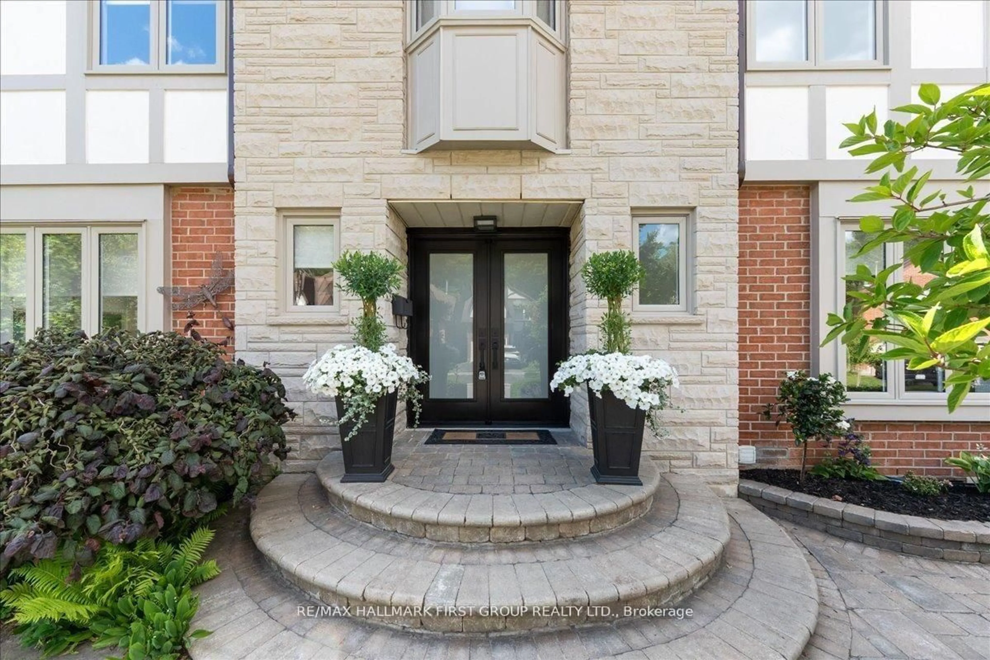 Indoor entryway for 986 Mountcastle Cres, Pickering Ontario L1V 5J3
