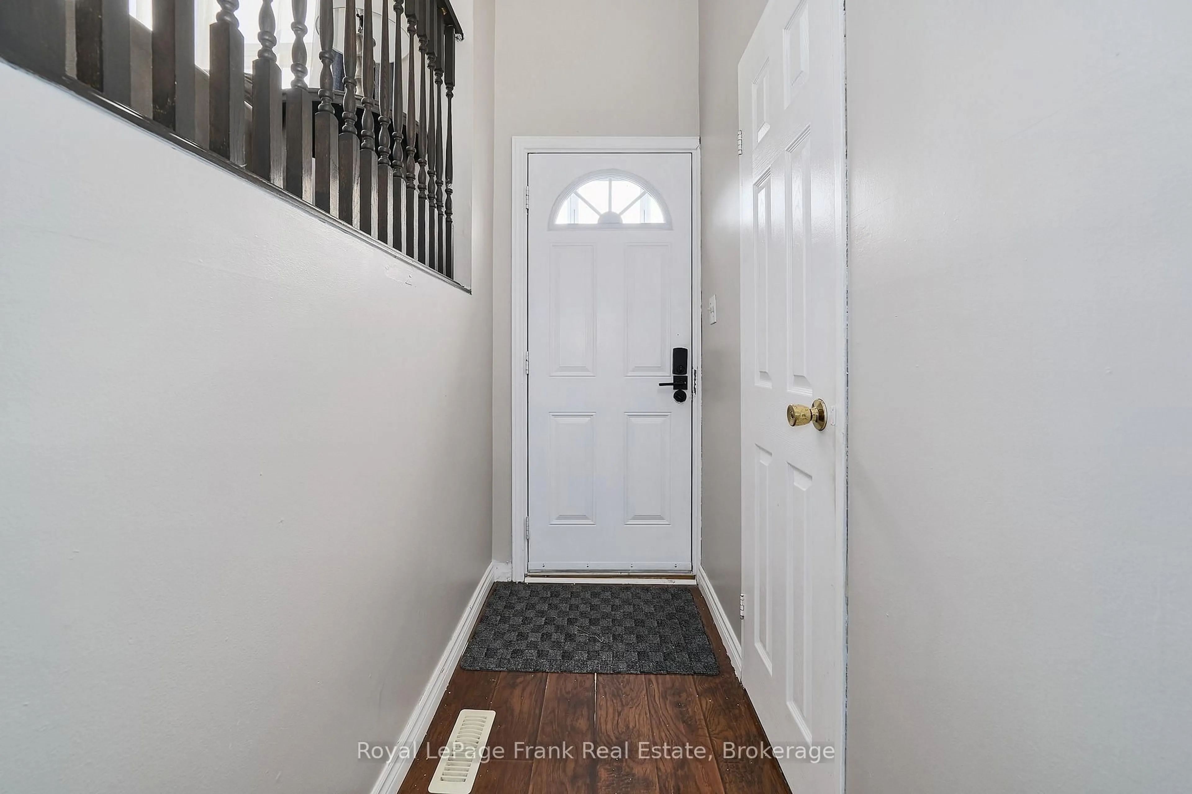 Indoor entryway for 321 Blackthorn St #39, Oshawa Ontario L1K 1L3