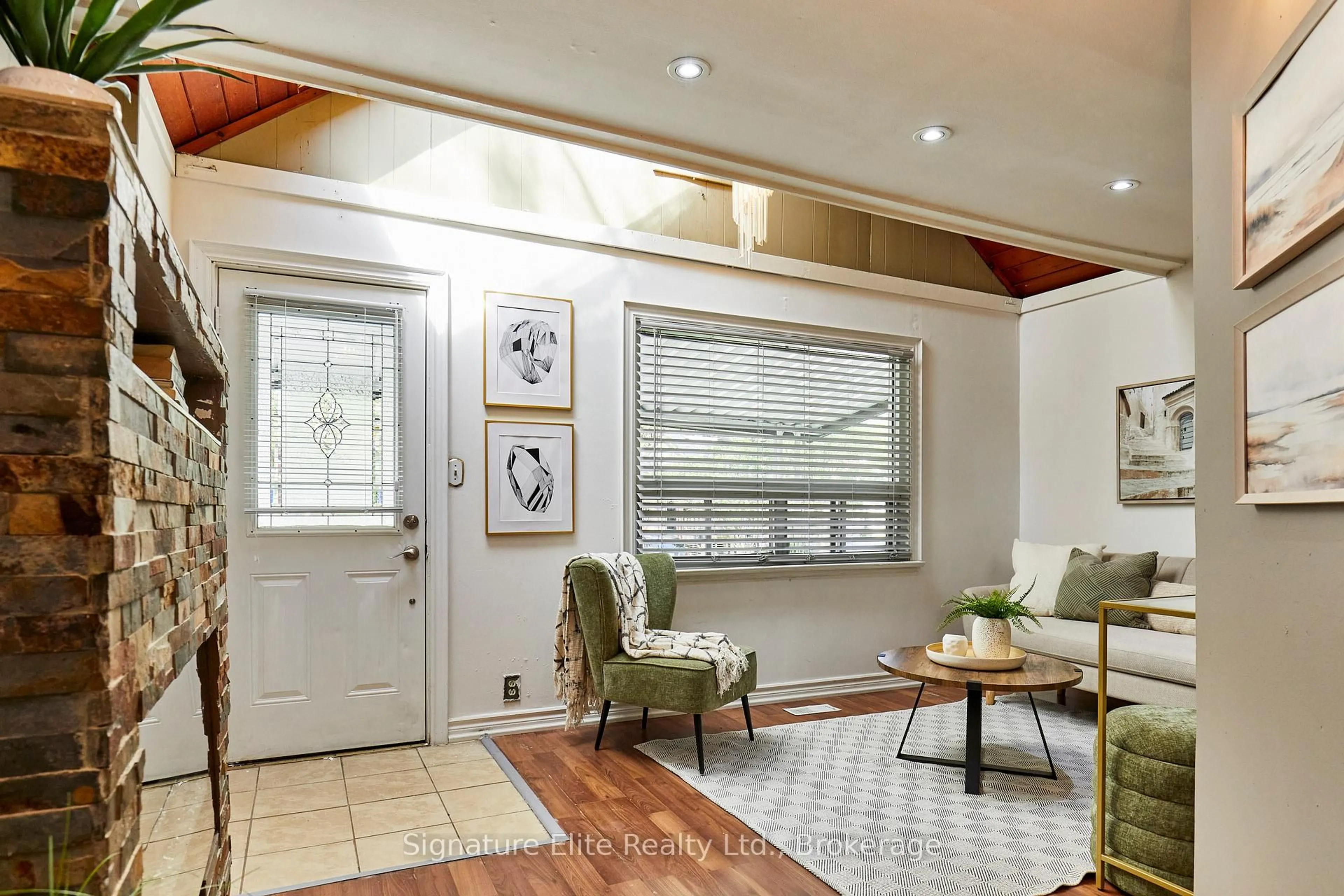 Indoor entryway for 19 Kenworthy Ave, Toronto Ontario M1L 3B1