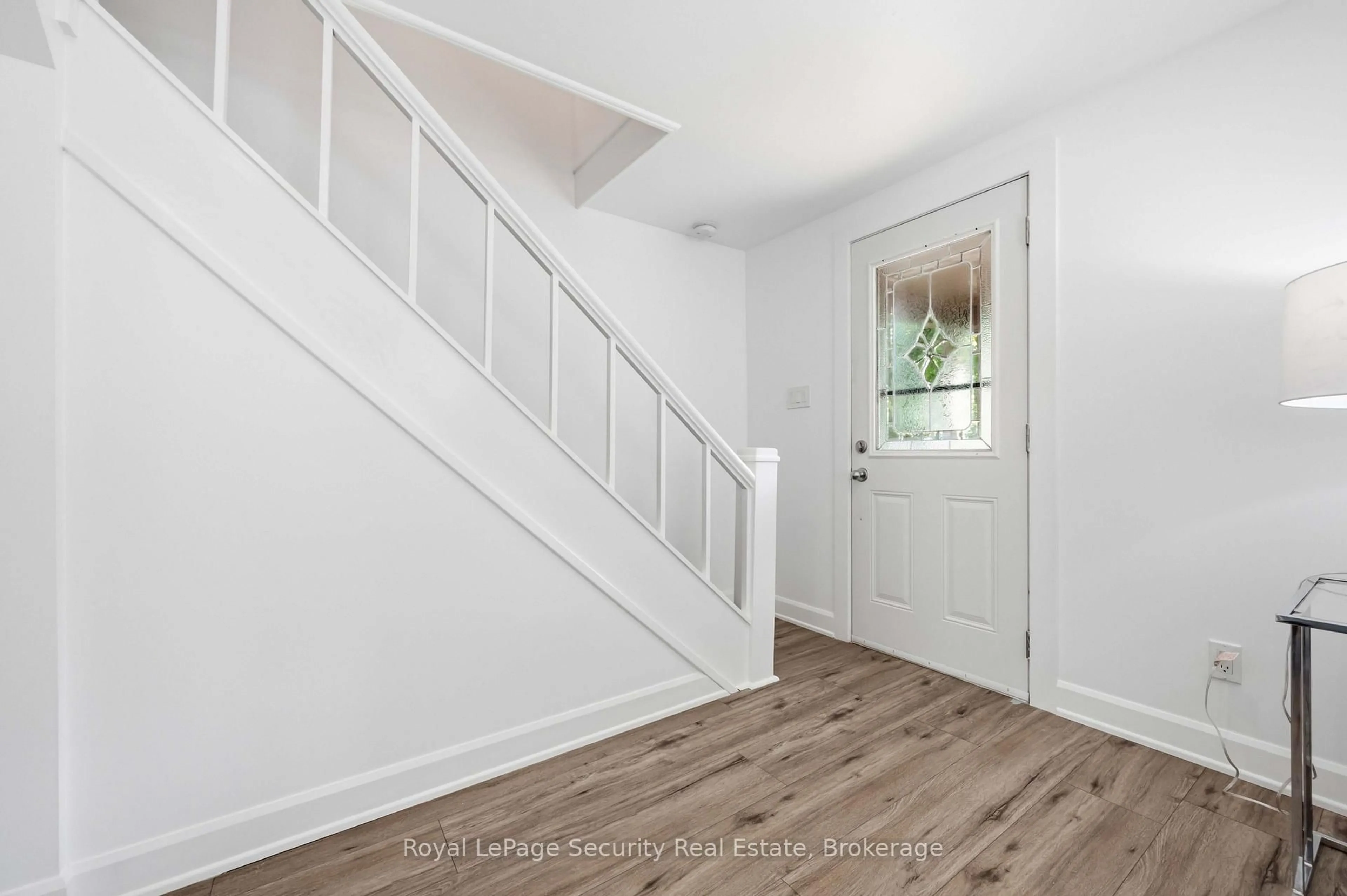 Indoor entryway for 116 Guelph St, Oshawa Ontario L1H 6H9
