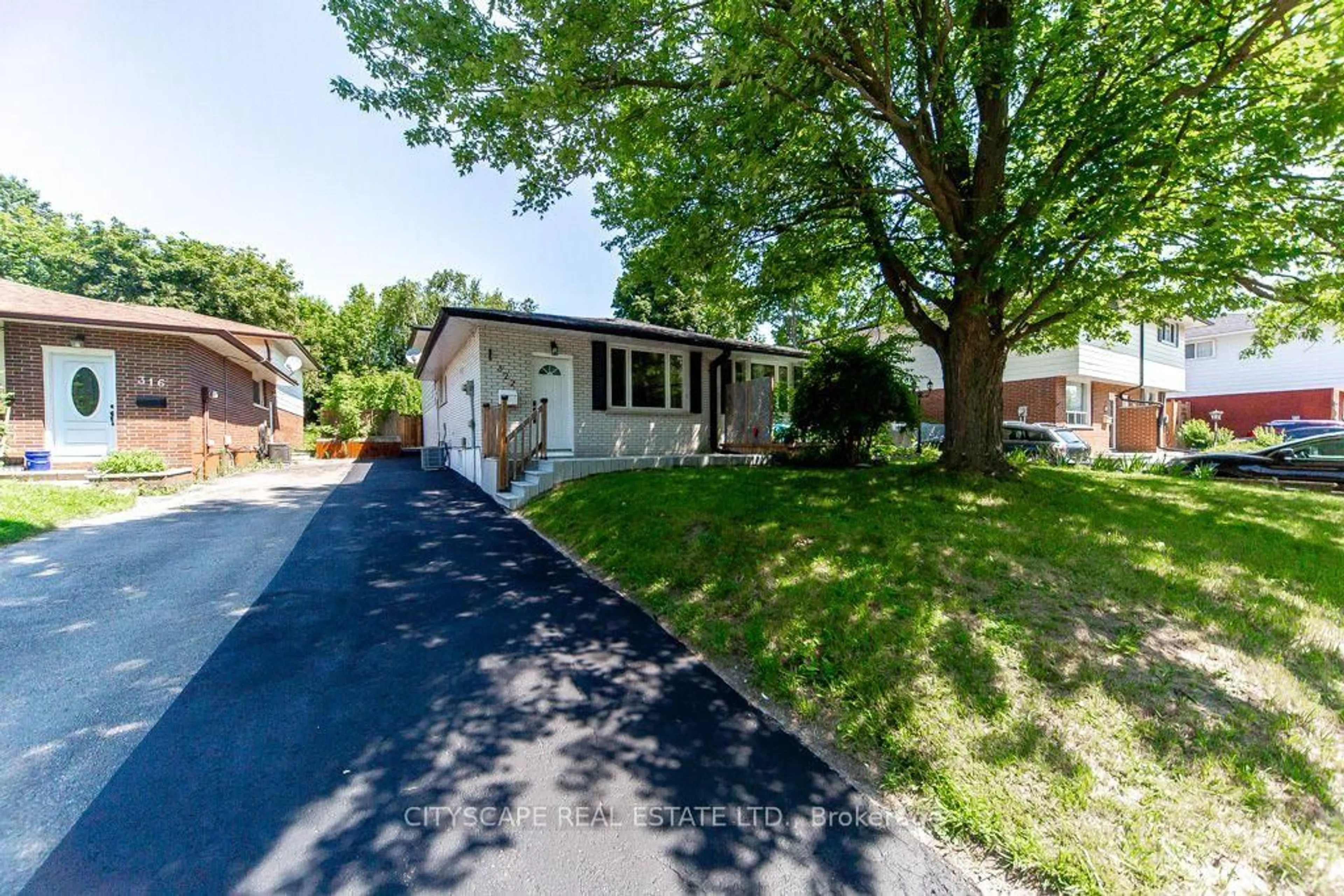 A pic from outside/outdoor area/front of a property/back of a property/a pic from drone, street for 322 Fernwood Ave, Oshawa Ontario L1G 2H7
