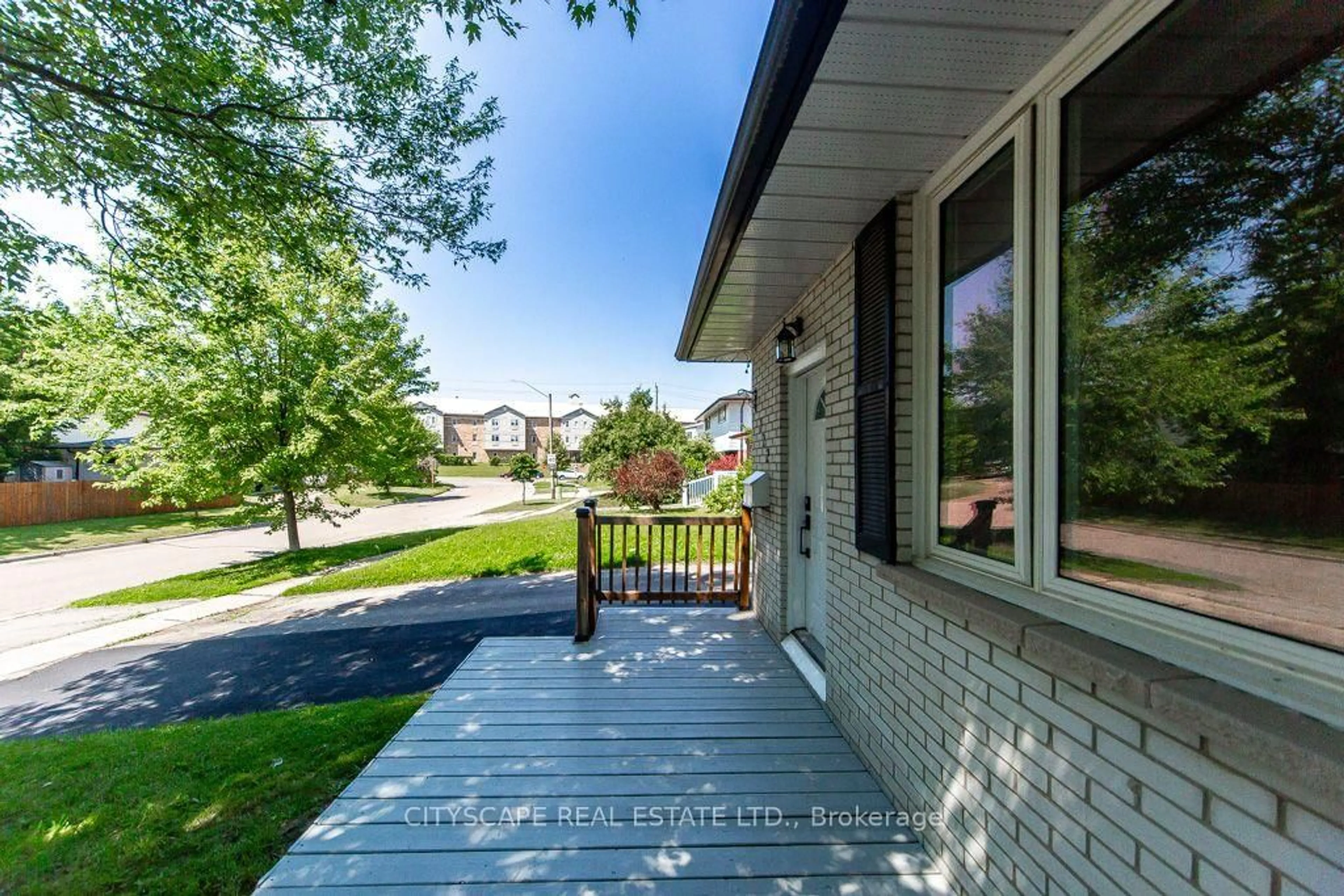 Patio, street for 322 Fernwood Ave, Oshawa Ontario L1G 2H7