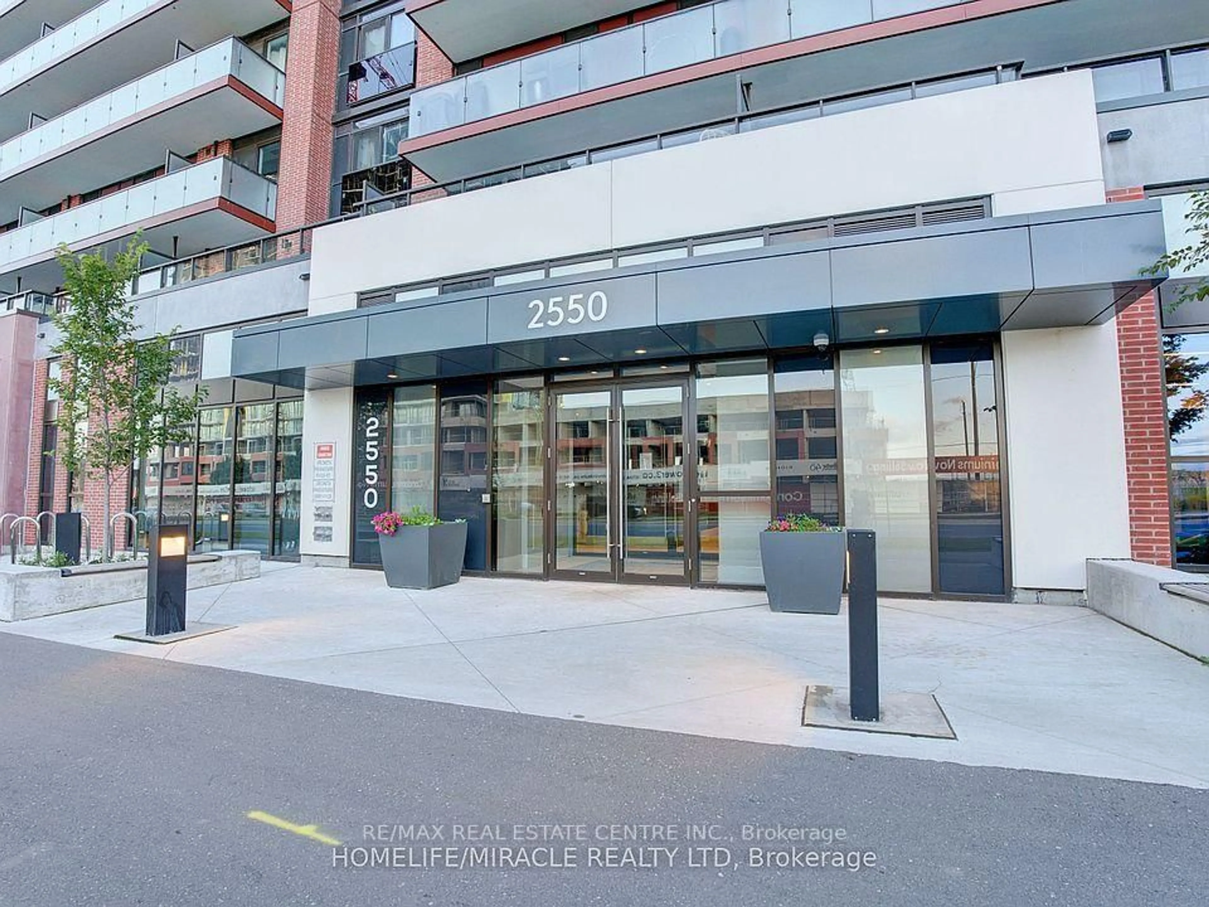 Indoor foyer for 2550 Simcoe St #2115, Oshawa Ontario L1L 0R5