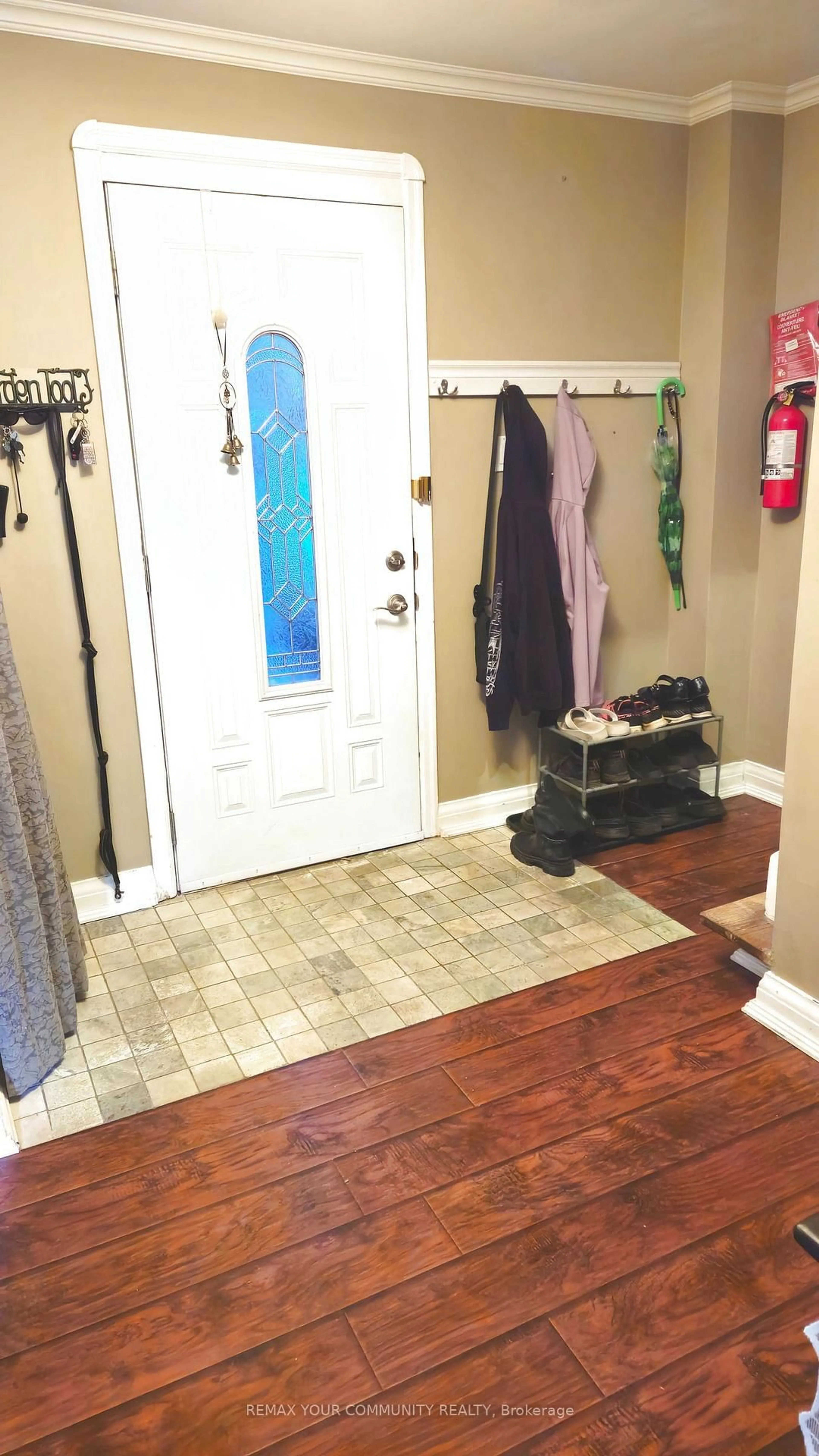 Indoor entryway for 520 Cromwell Ave, Oshawa Ontario L1J 4V4