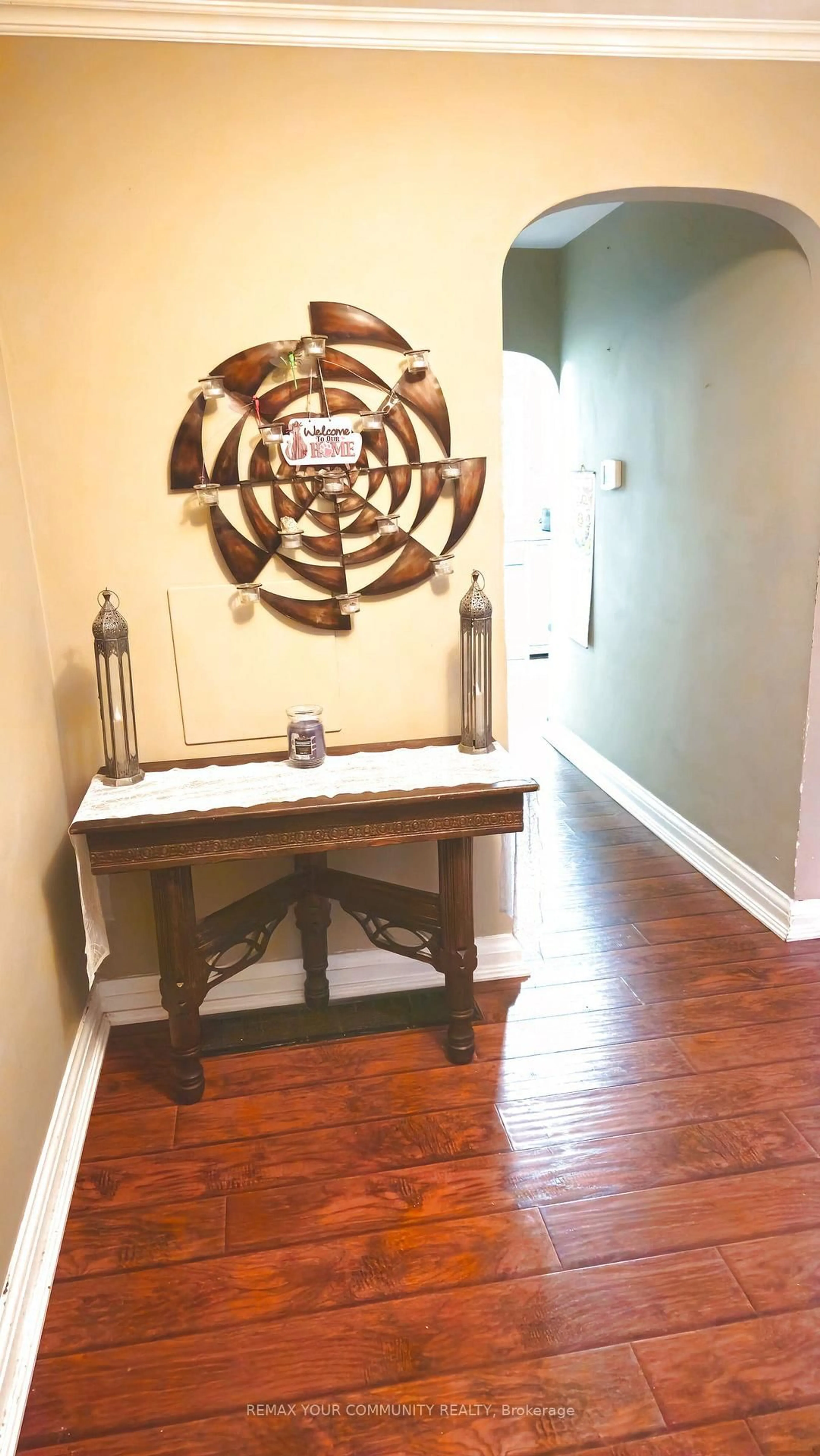 Indoor entryway for 520 Cromwell Ave, Oshawa Ontario L1J 4V4