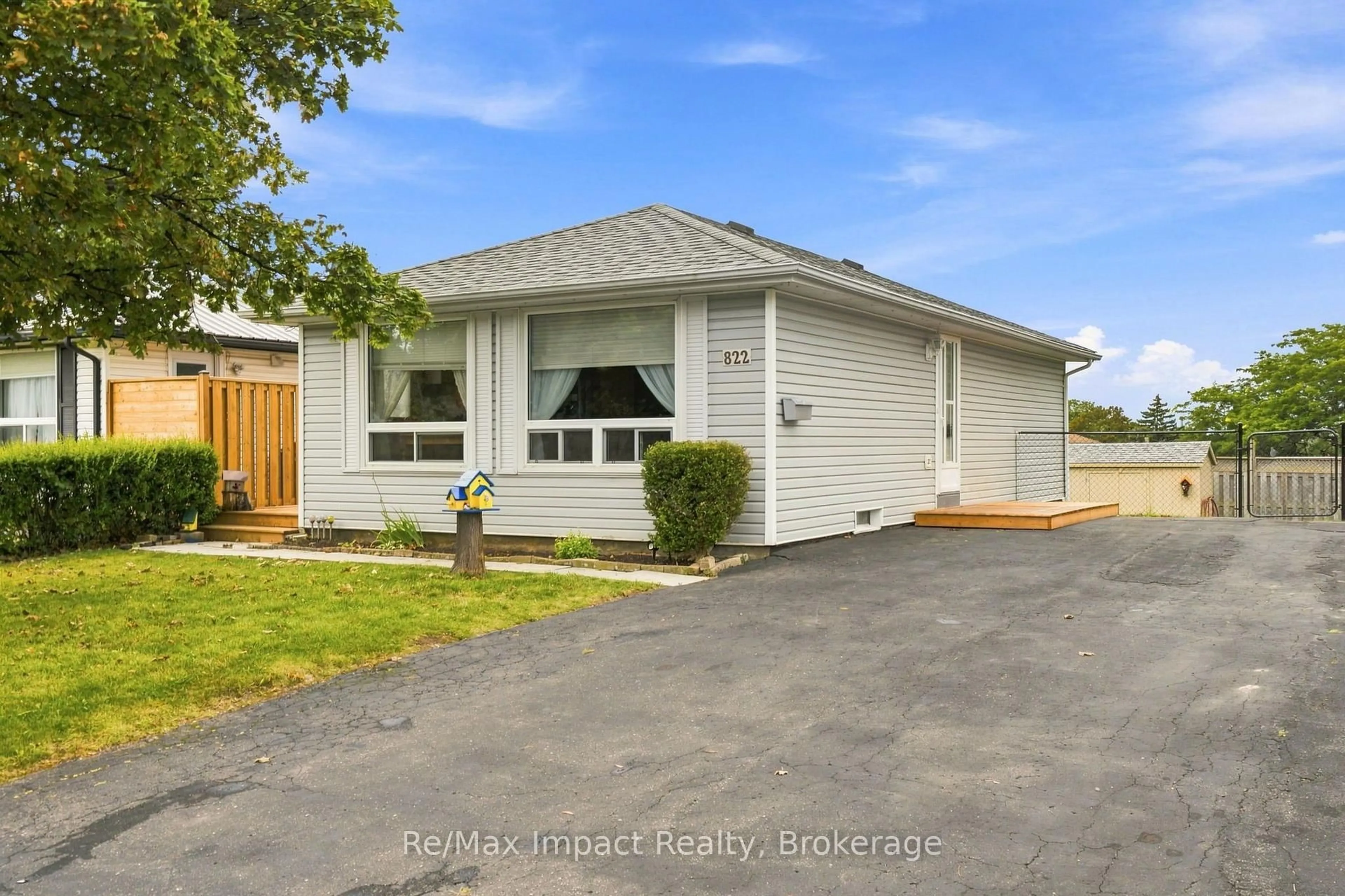 Home with vinyl exterior material, street for 822 Southdown St, Oshawa Ontario L1H 7X3