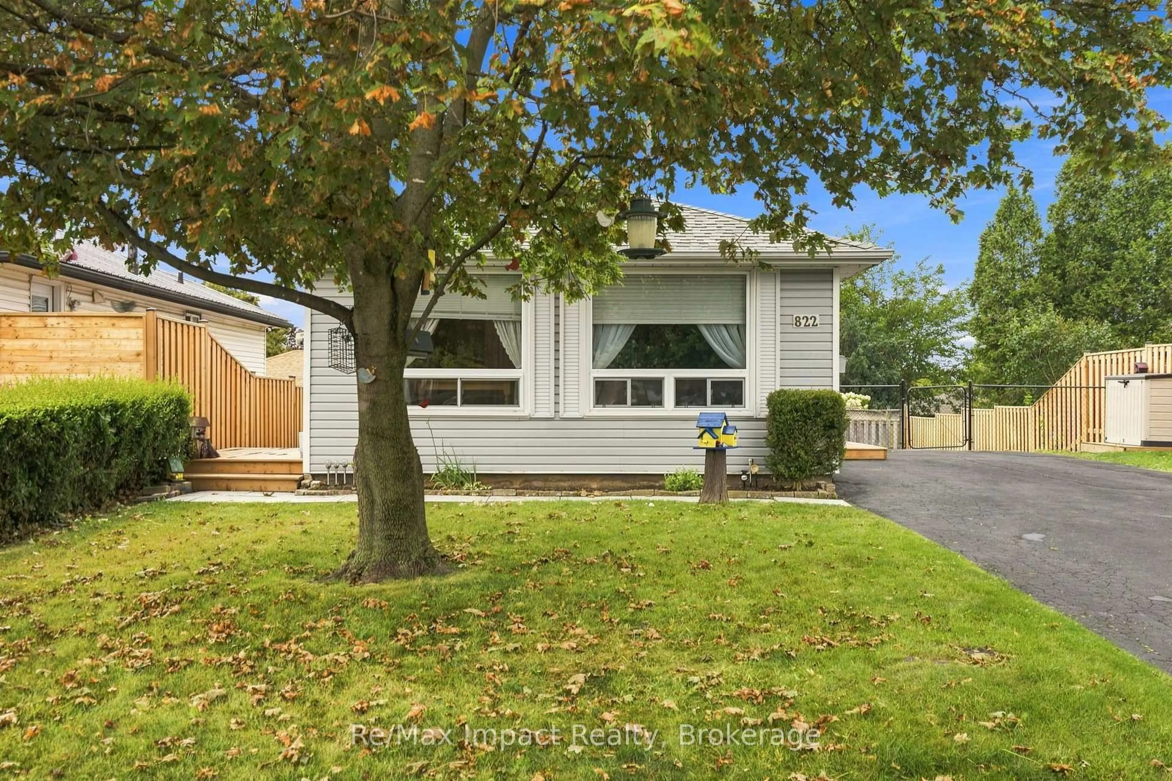 Home with vinyl exterior material, street for 822 Southdown St, Oshawa Ontario L1H 7X3