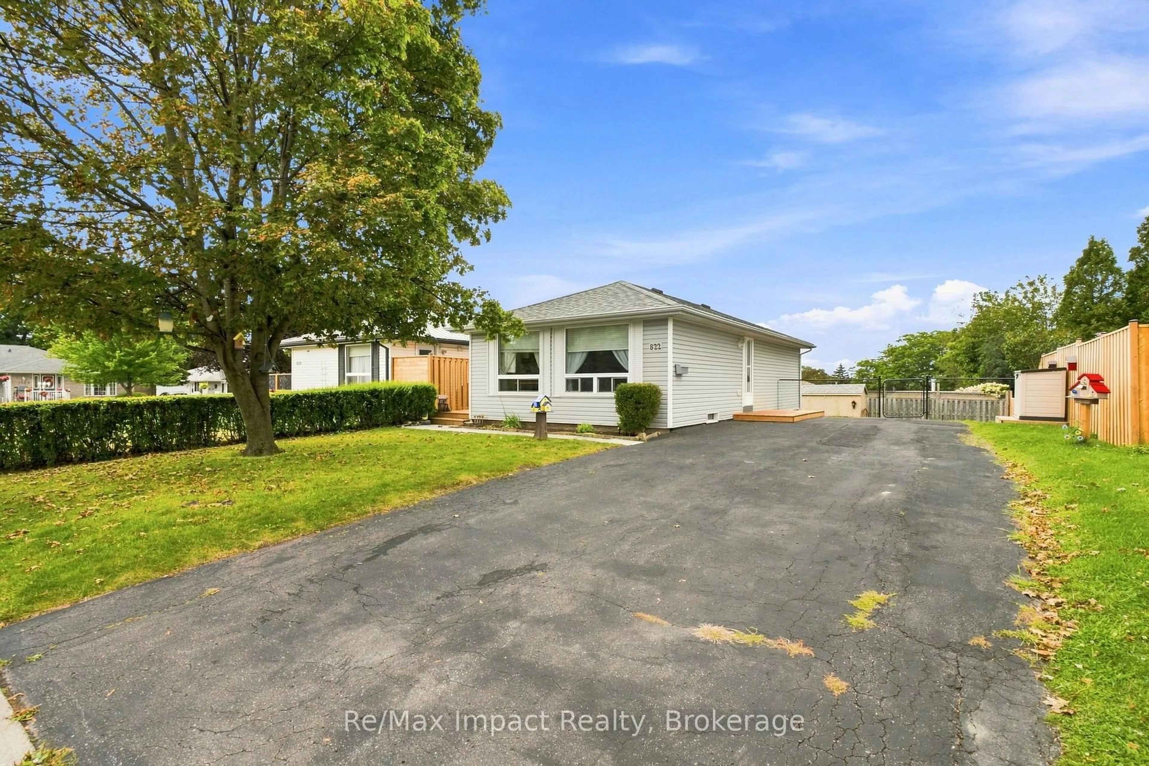 A pic from outside/outdoor area/front of a property/back of a property/a pic from drone, unknown for 822 Southdown St, Oshawa Ontario L1H 7X3