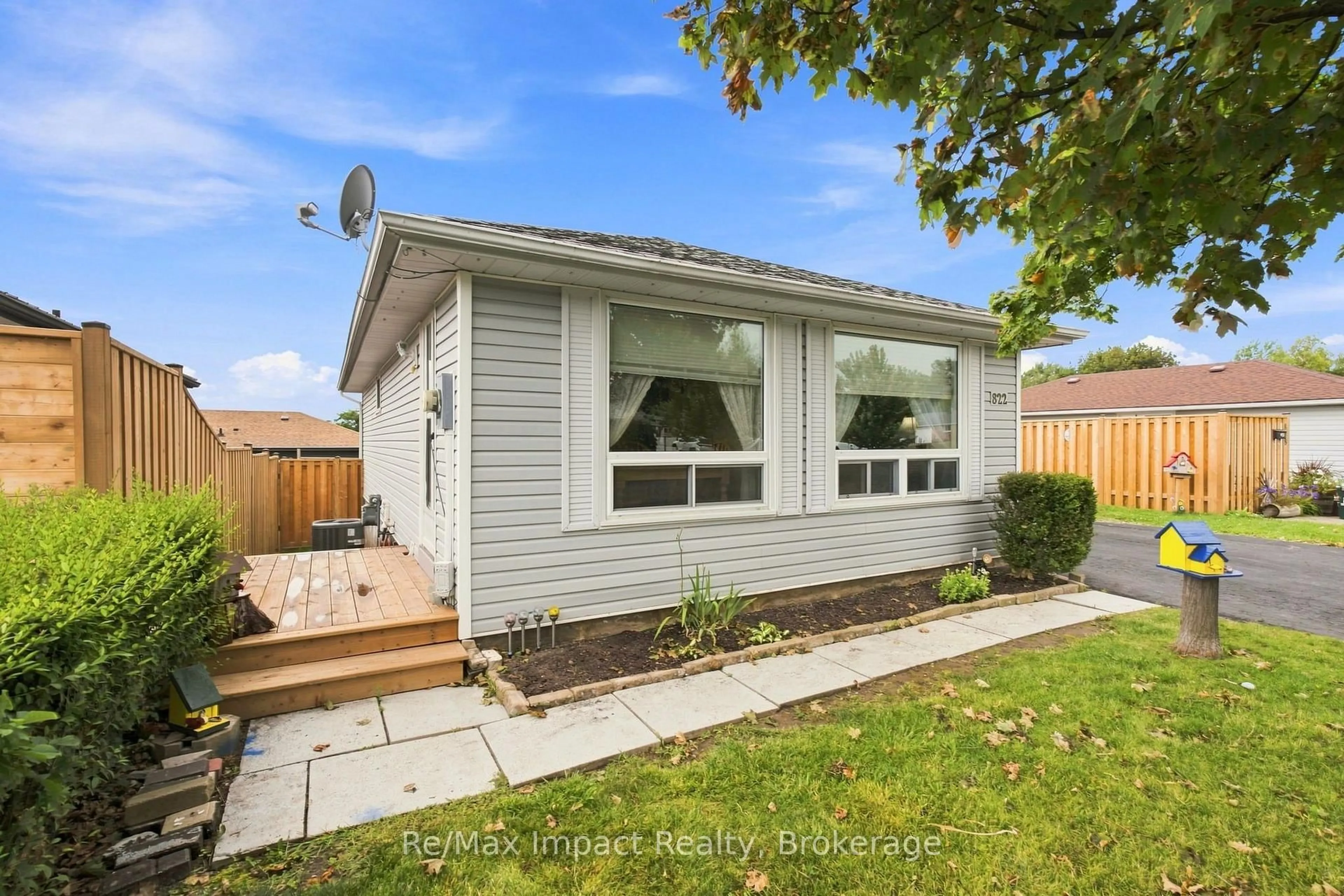 Home with vinyl exterior material, street for 822 Southdown St, Oshawa Ontario L1H 7X3
