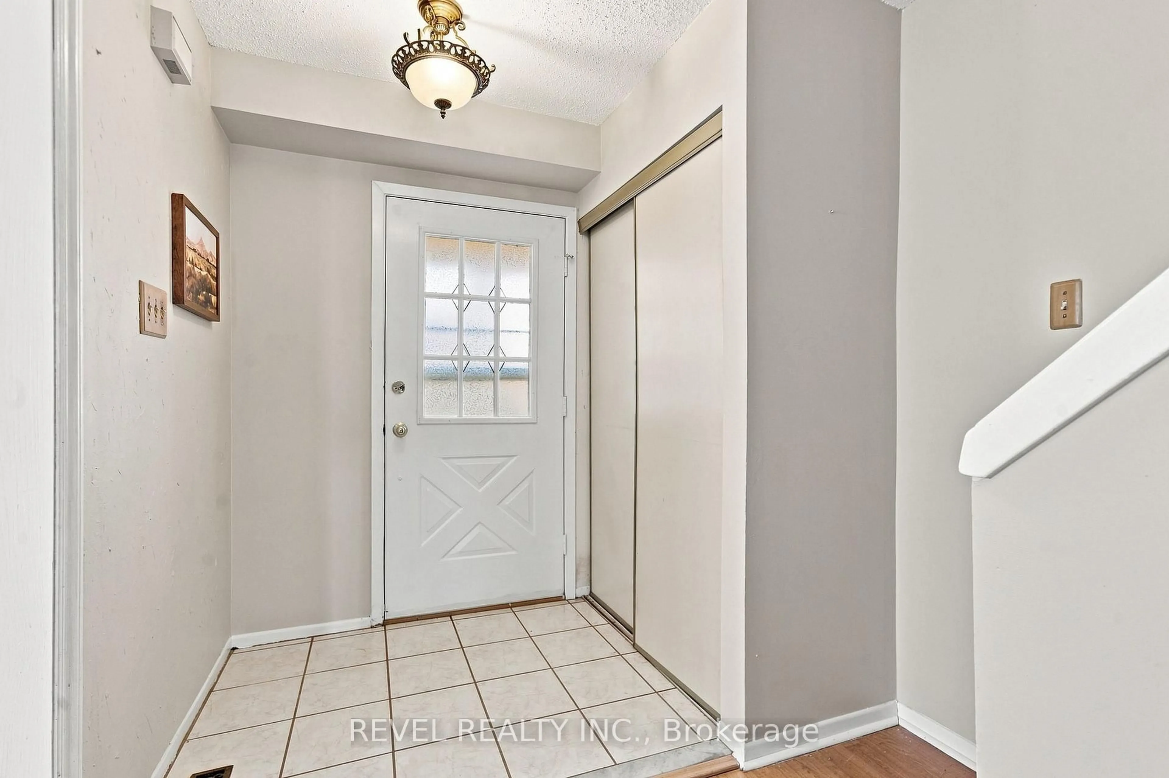 Indoor entryway for 22 Kipling Cres, Ajax Ontario L1S 5A7