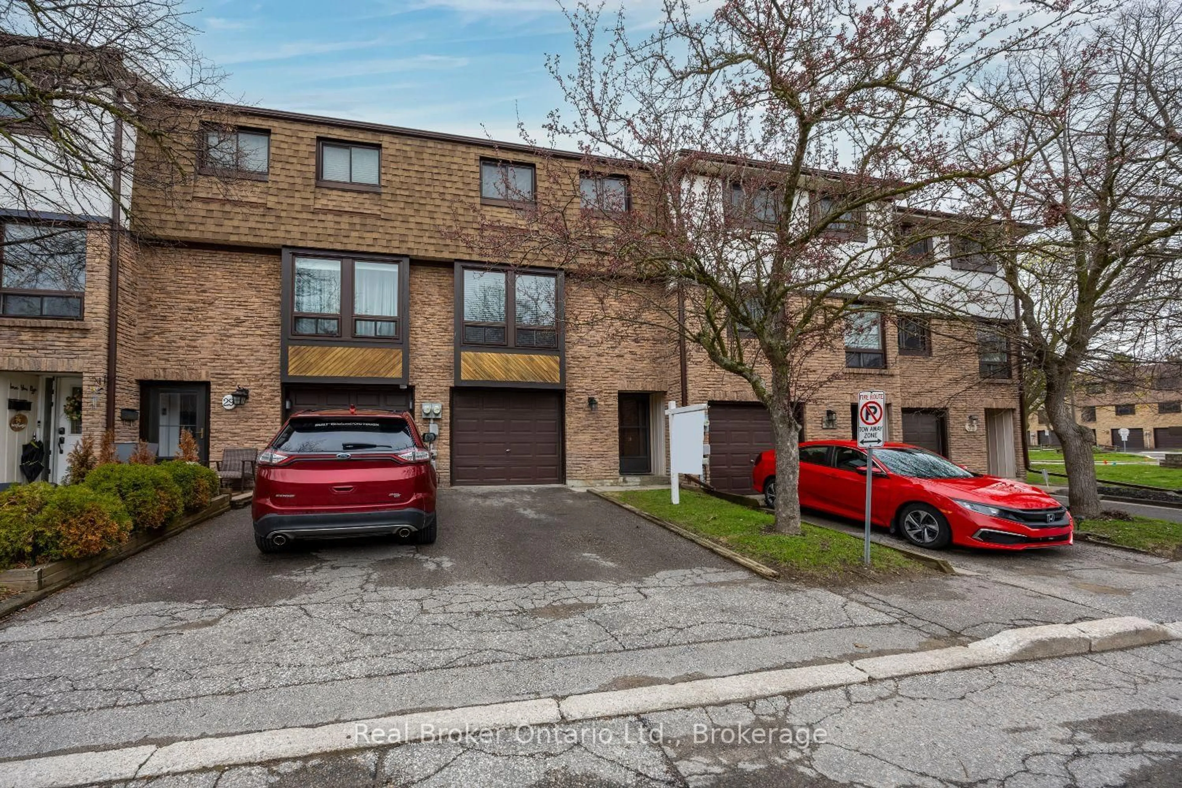 A pic from outside/outdoor area/front of a property/back of a property/a pic from drone, street for 220 Ormond Dr #30, Oshawa Ontario L1G 6T5