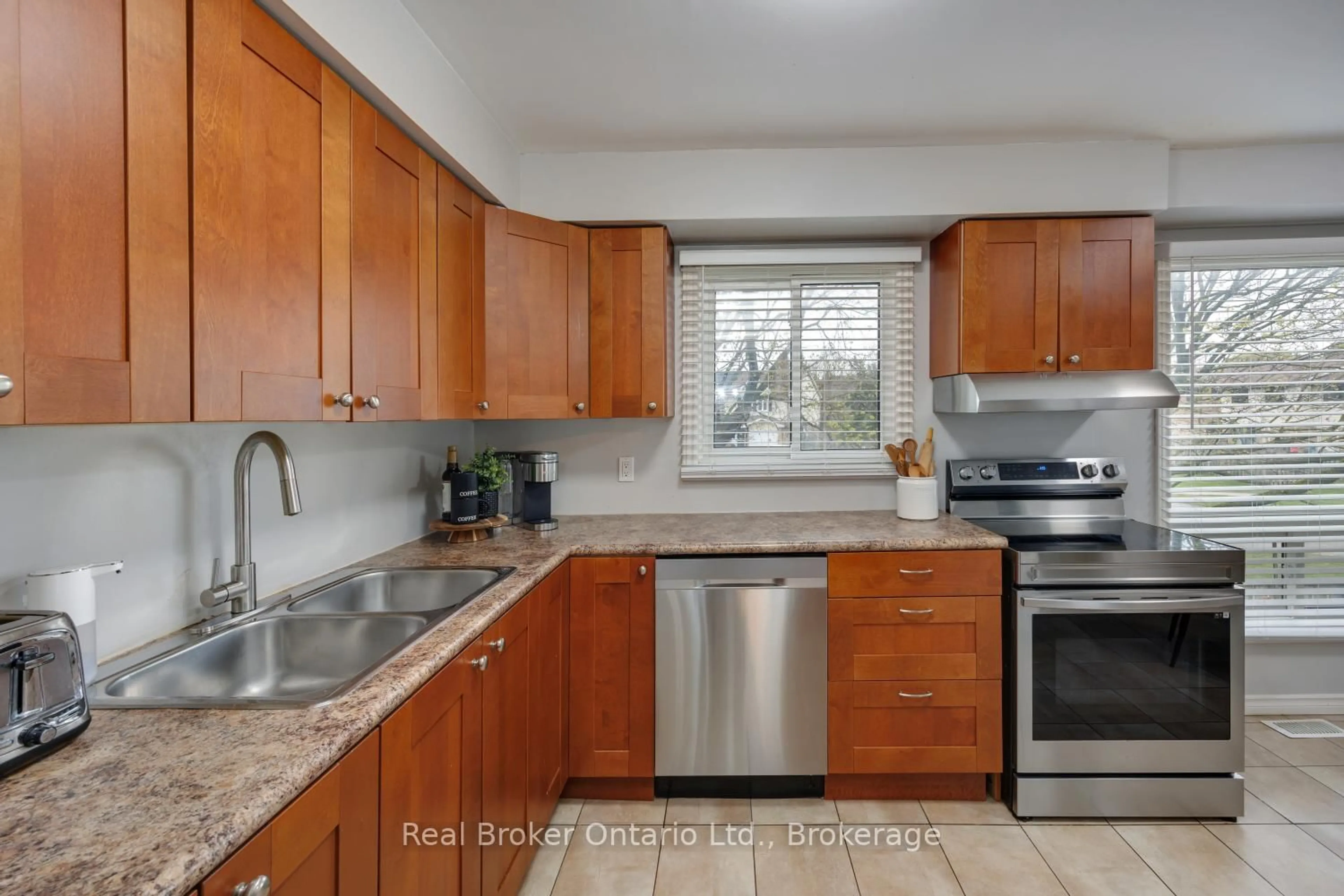 Standard kitchen, ceramic/tile floor for 220 Ormond Dr #30, Oshawa Ontario L1G 6T5