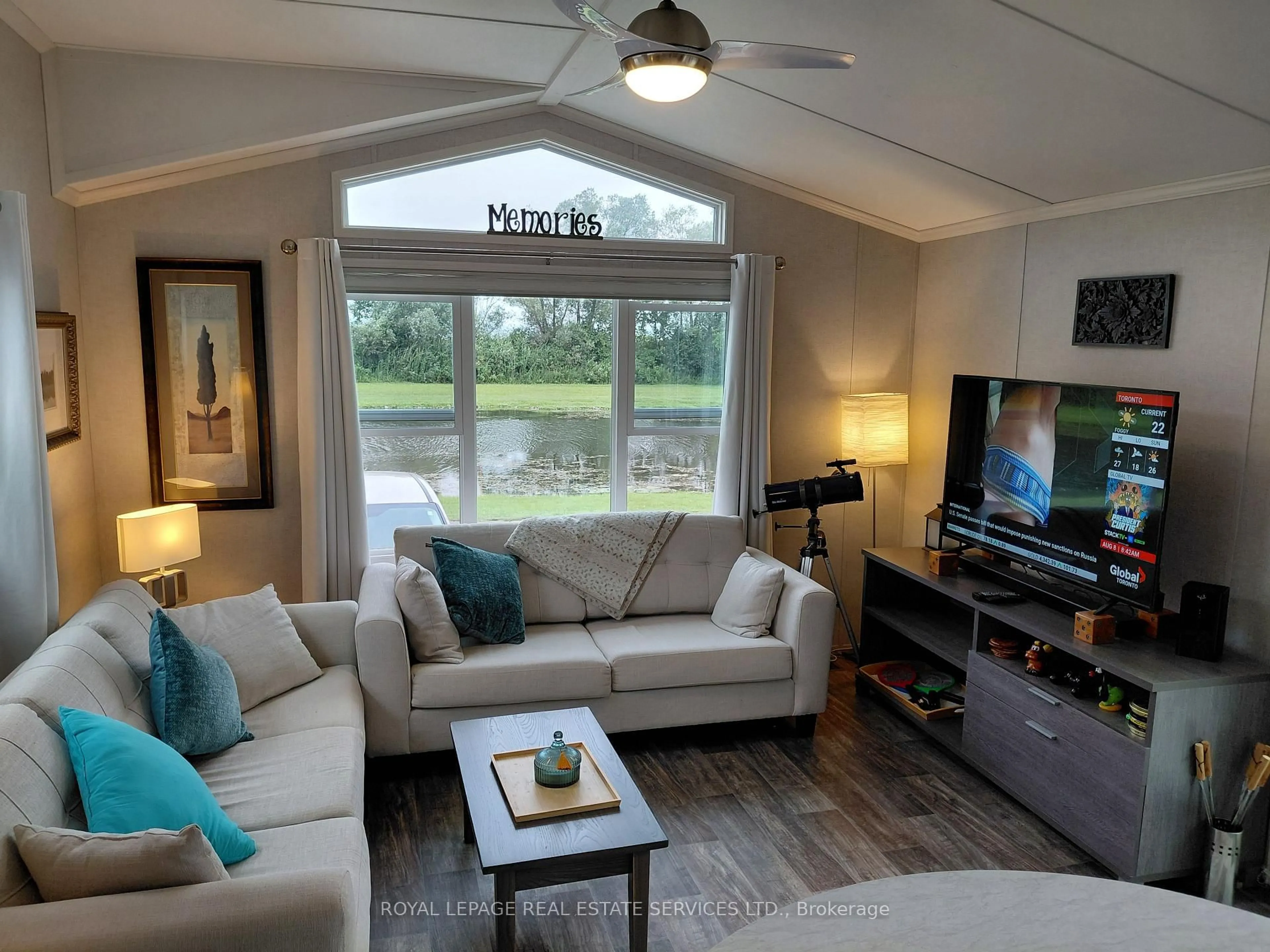 Living room with furniture, wood/laminate floor for 225 Platten Blvd, Scugog Ontario L9L 1B4