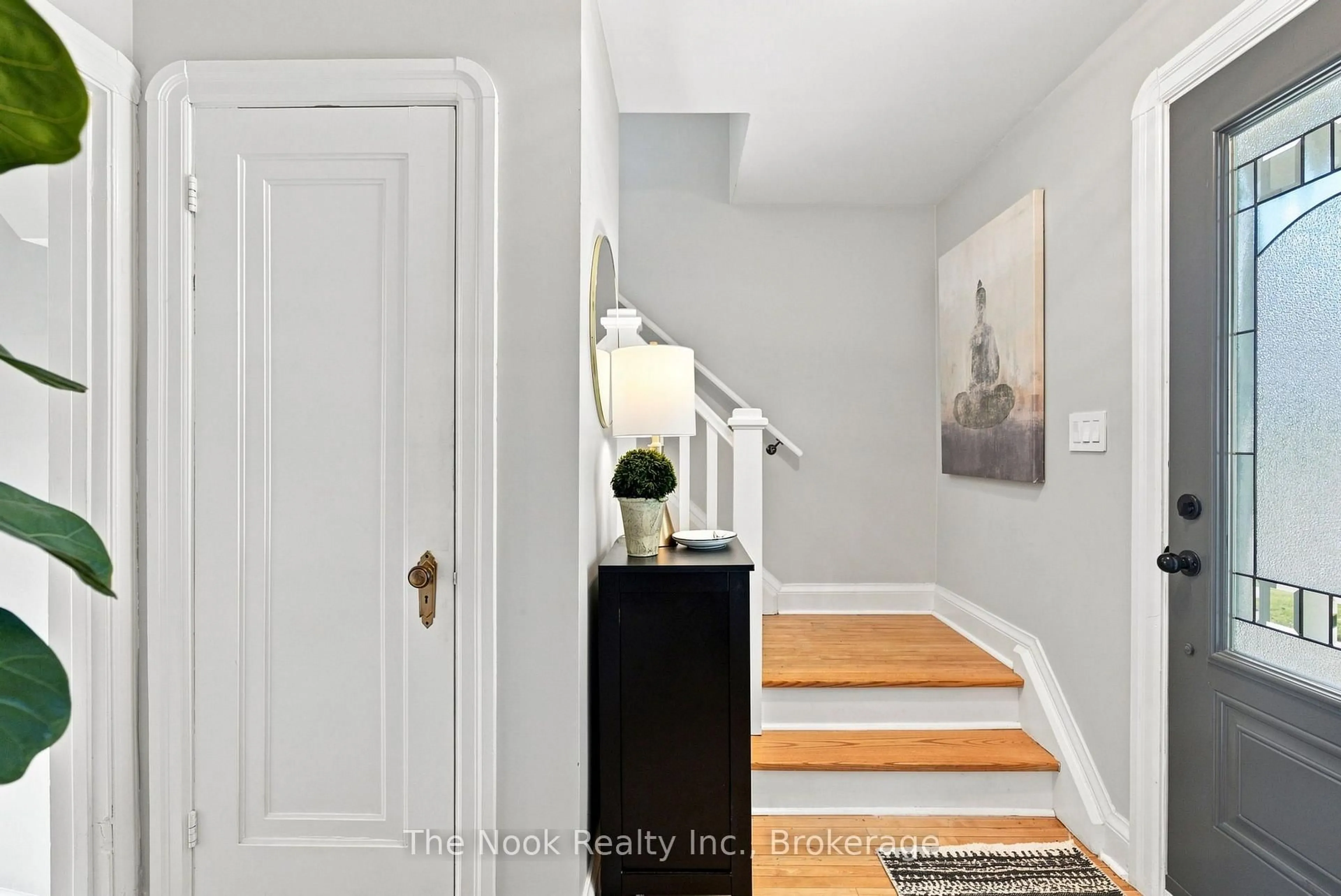 Indoor entryway for 863 Masson St, Oshawa Ontario L1G 5B1