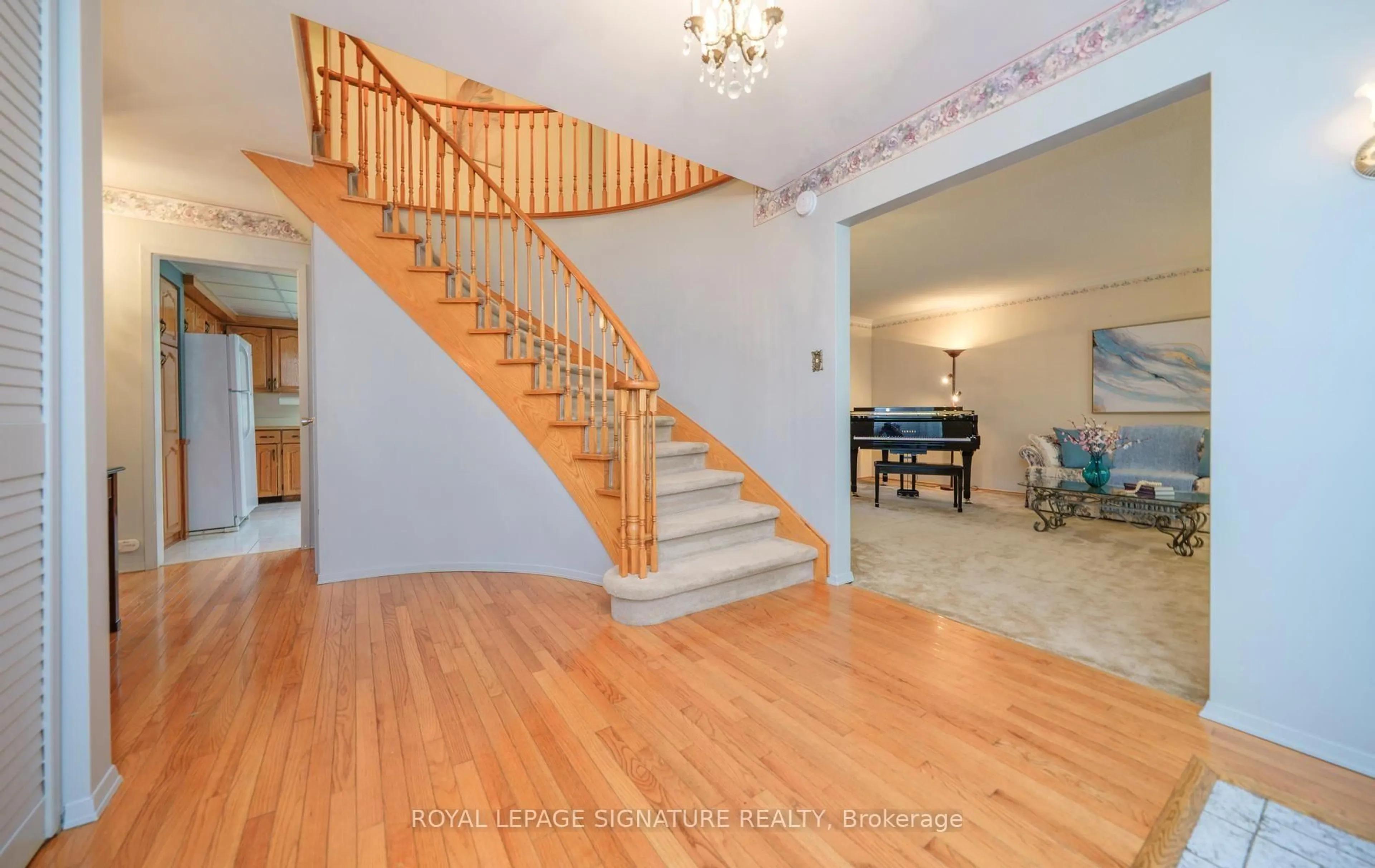 Indoor foyer for 86 Dunmurray Blvd, Toronto Ontario M1T 2K5