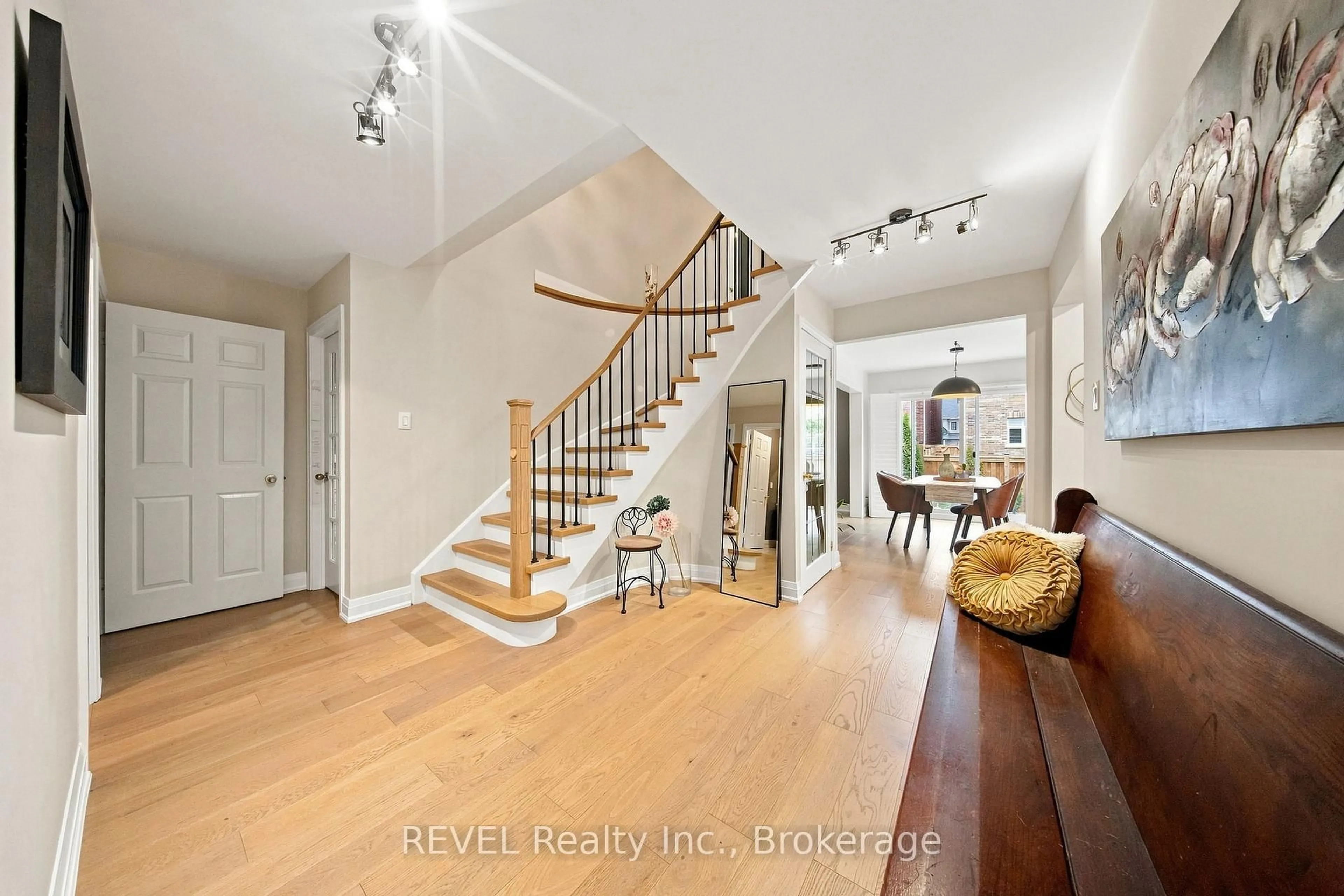 Indoor foyer for 28 Falstaff Cres, Whitby Ontario L1R 1W3