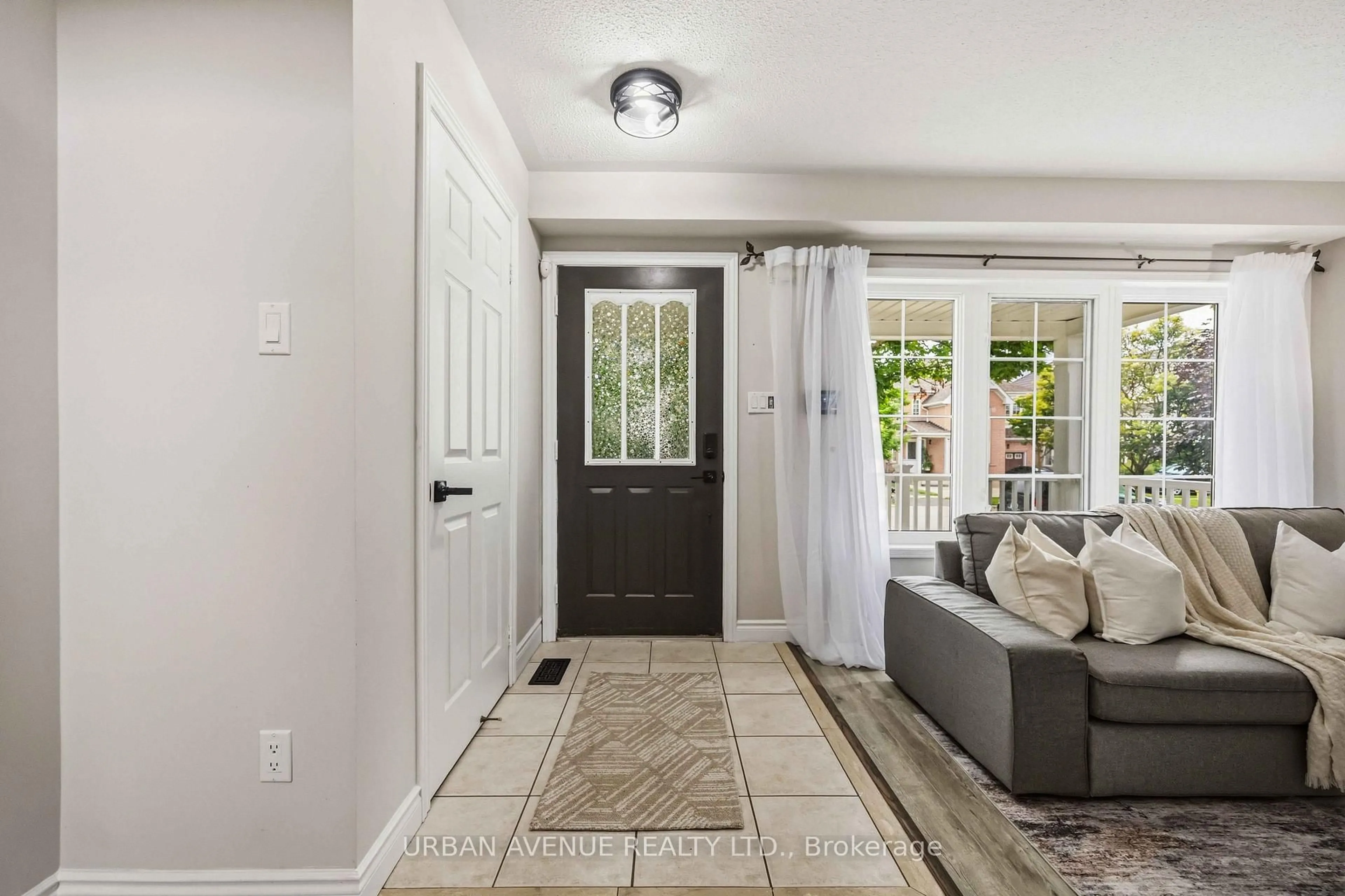 Indoor entryway for 1380 Linstead St, Oshawa Ontario L1K 2V4