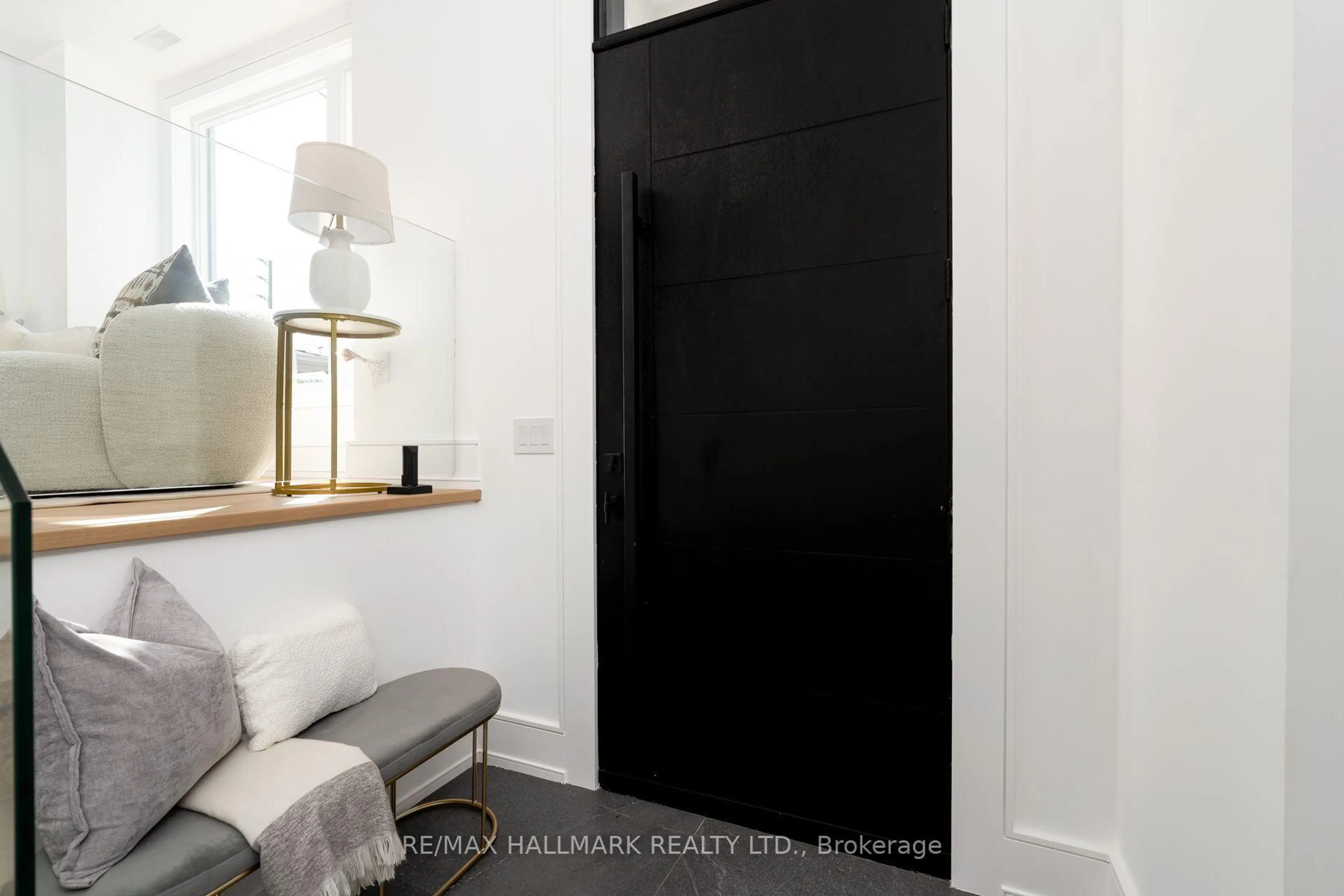 Indoor entryway for 104 Yardley Ave, Toronto Ontario M4B 2B1