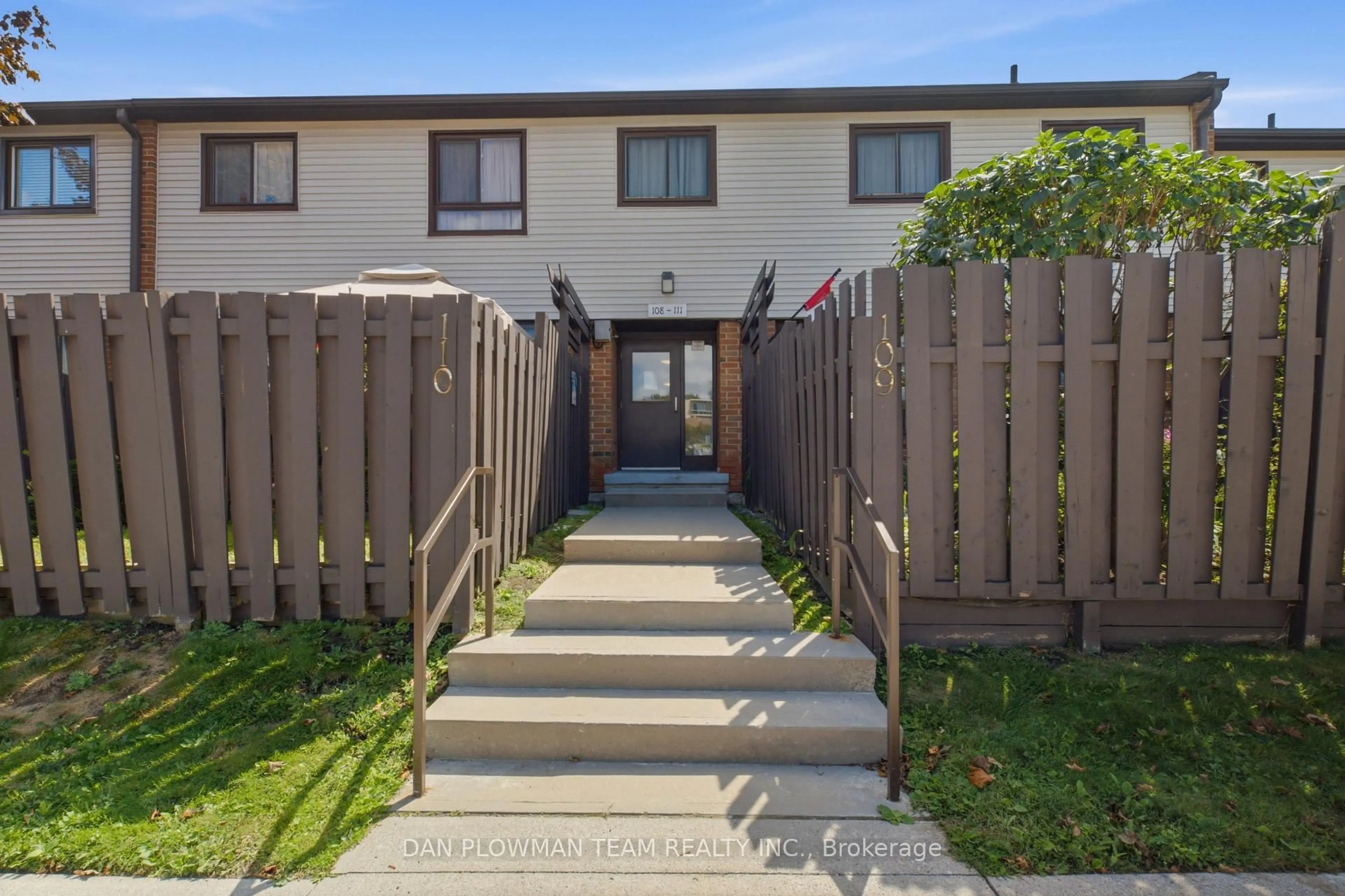 Patio, street for 960 Glen St #108, Oshawa Ontario L1J 6E8
