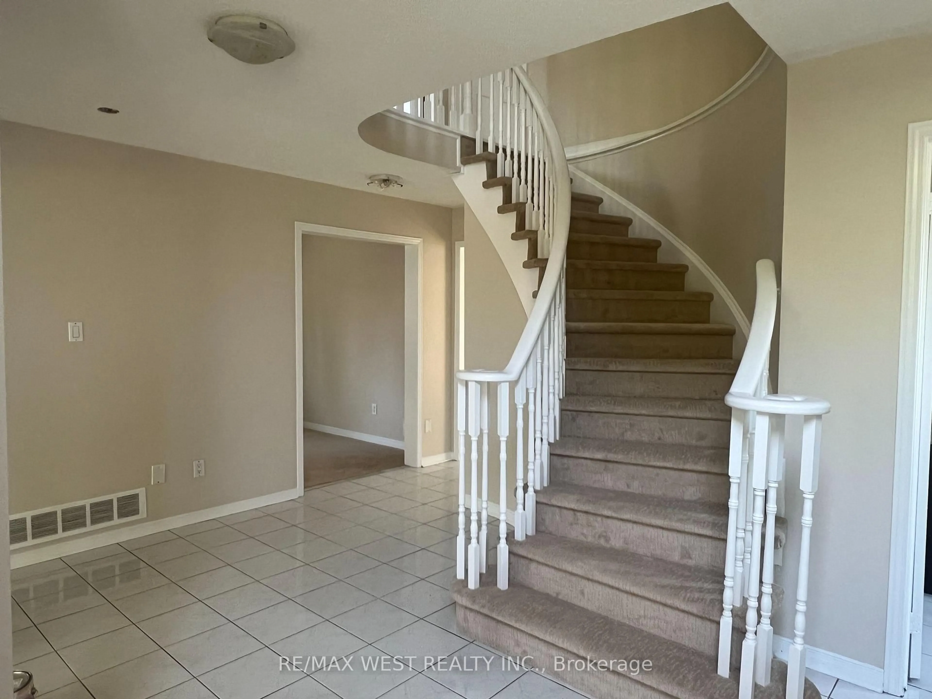 Indoor foyer for 60 Furrow Dr, Whitby Ontario L1R 1Y7