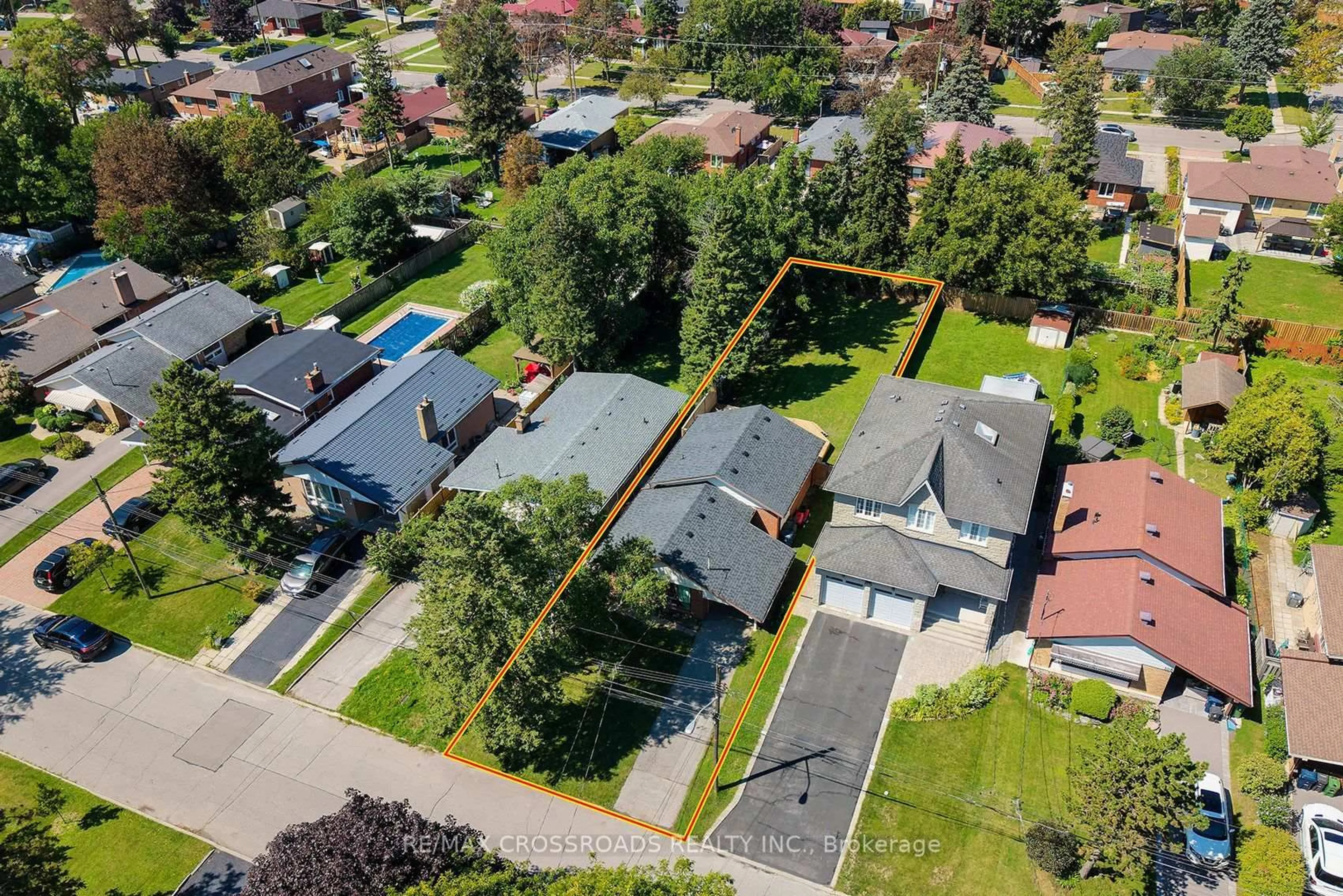 A pic from outside/outdoor area/front of a property/back of a property/a pic from drone, street for 104 Haileybury Dr, Toronto Ontario M1K 4X5