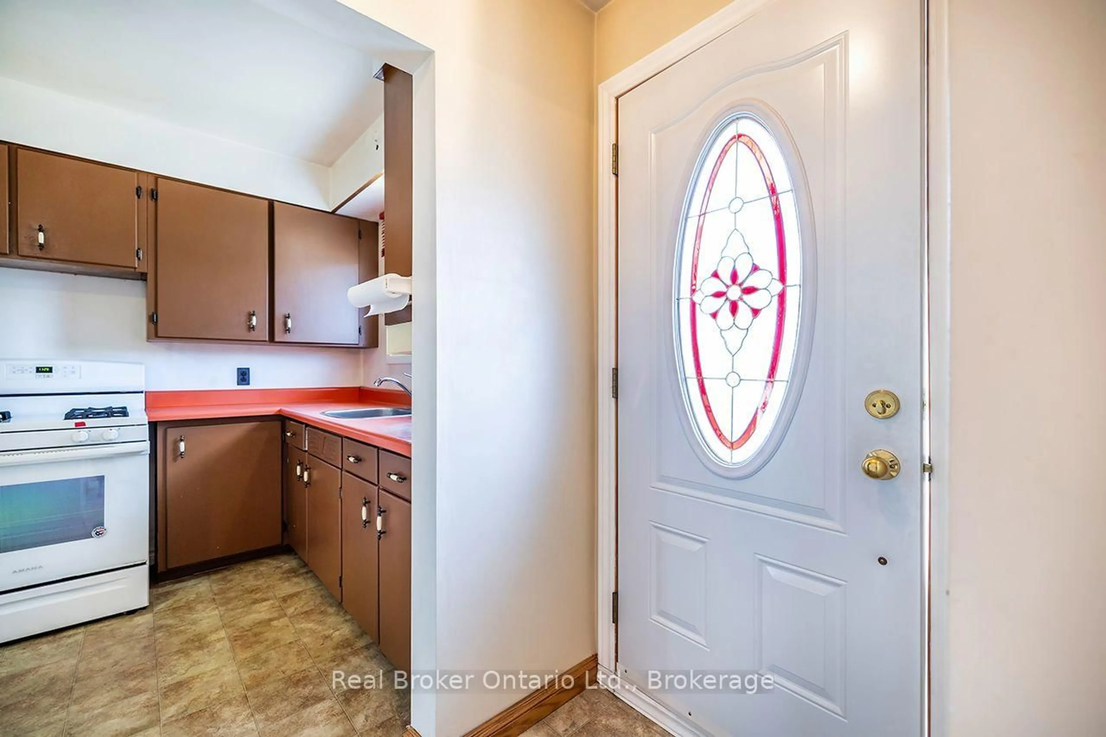 Indoor entryway for 125 Baldwin St, Oshawa Ontario L1H 6G9