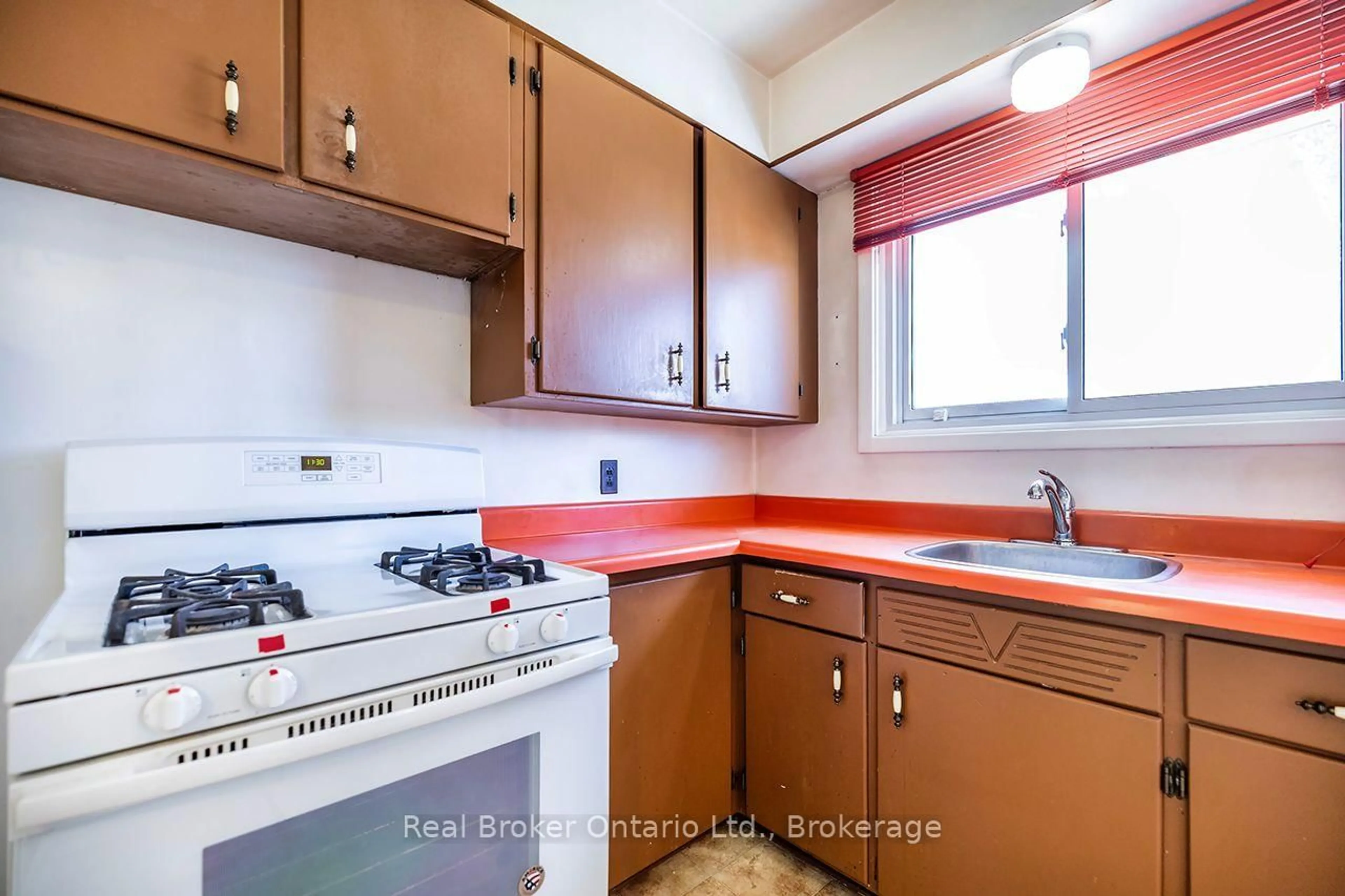 Standard kitchen, unknown for 125 Baldwin St, Oshawa Ontario L1H 6G9