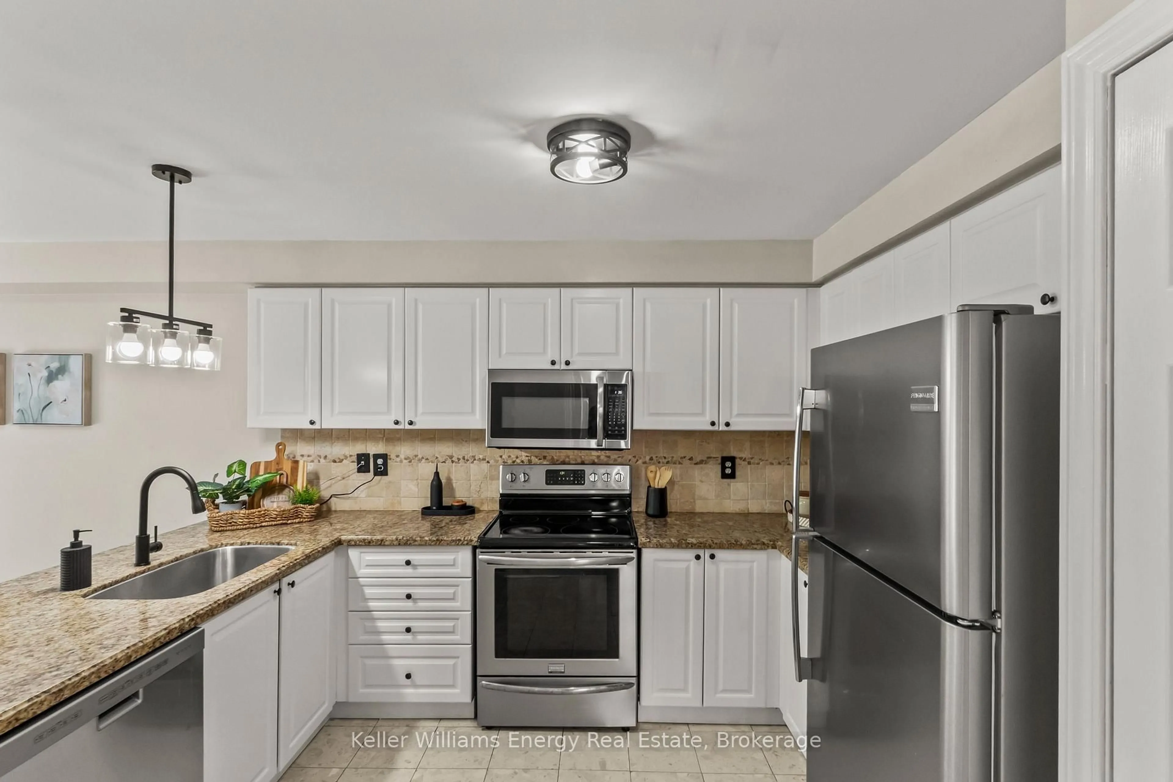 Standard kitchen, ceramic/tile floor for 35 Virginia Dr, Whitby Ontario L1R 2X9