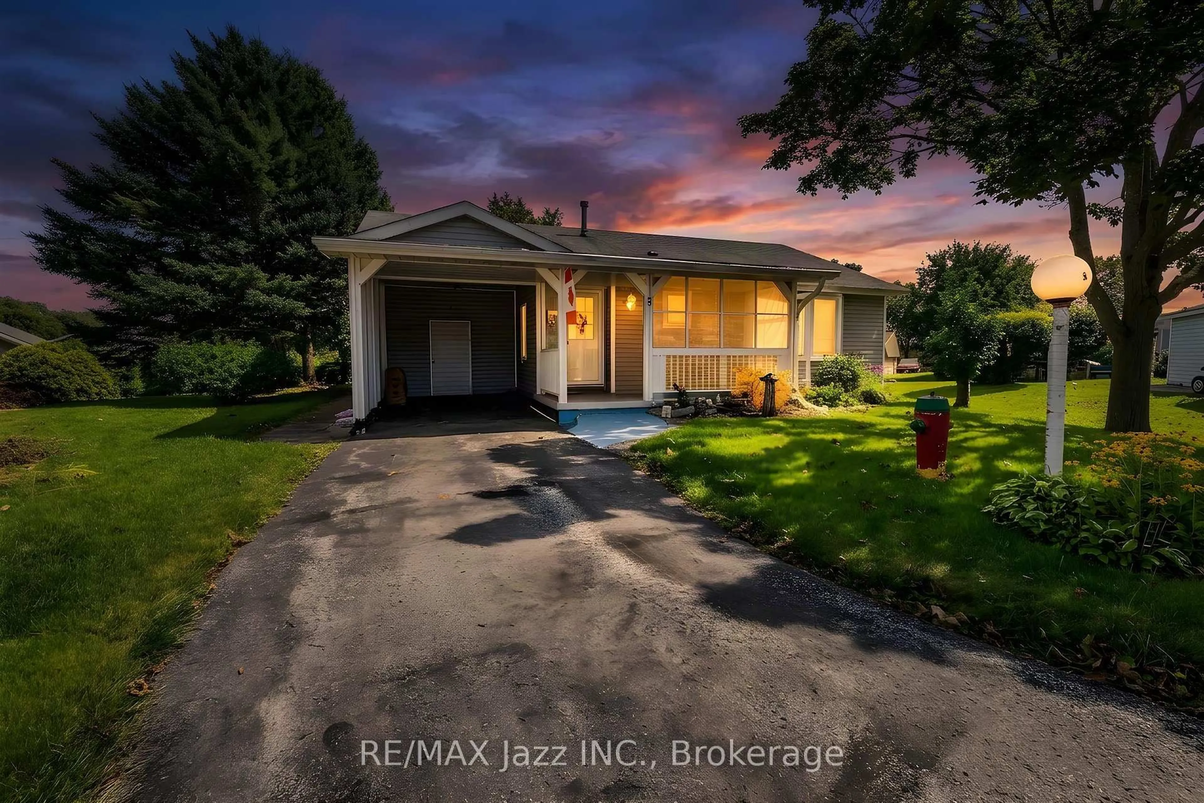 A pic from outside/outdoor area/front of a property/back of a property/a pic from drone, street for 5 King Crt, Clarington Ontario L1B 1L7