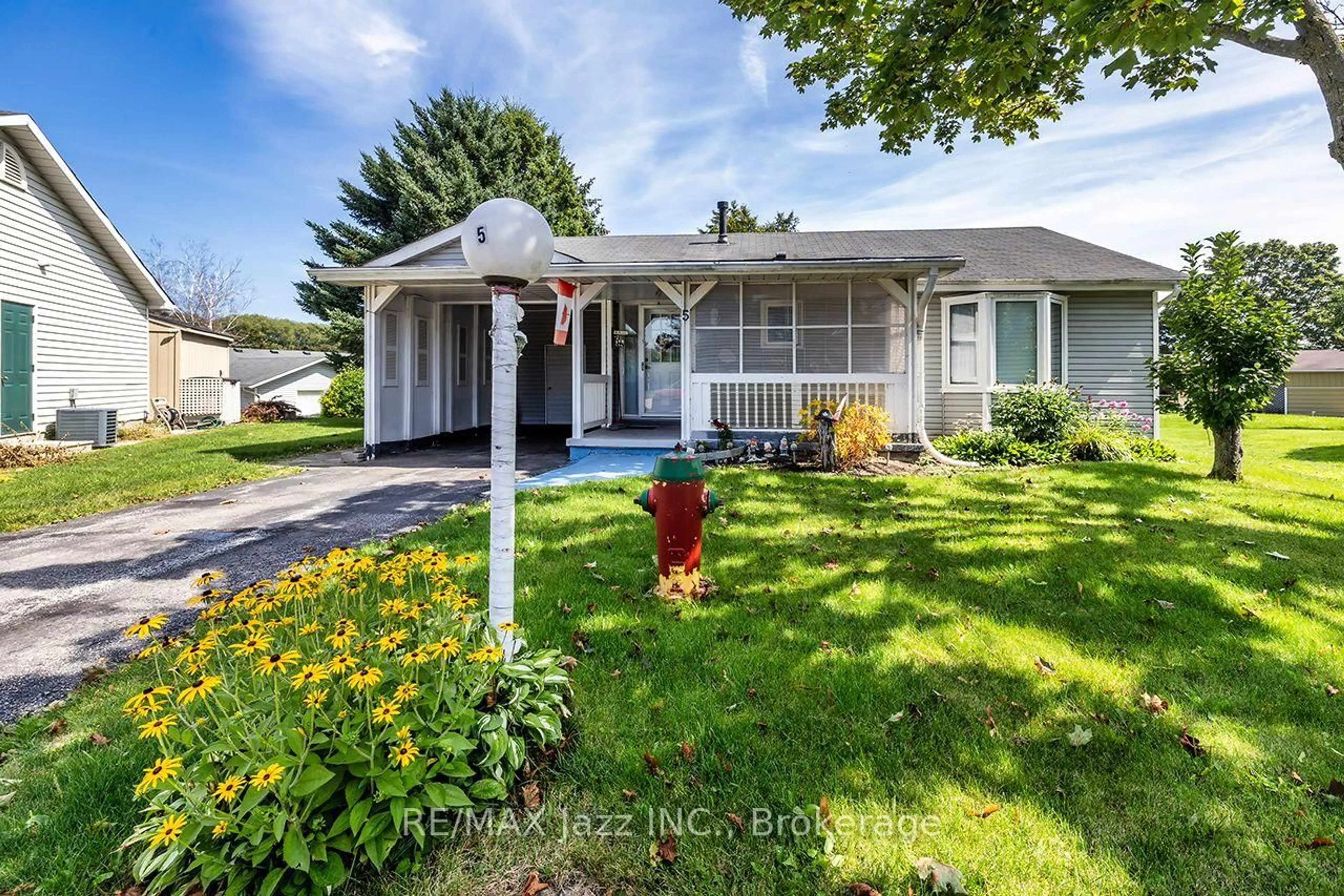 Home with vinyl exterior material, street for 5 King Crt, Clarington Ontario L1B 1L7