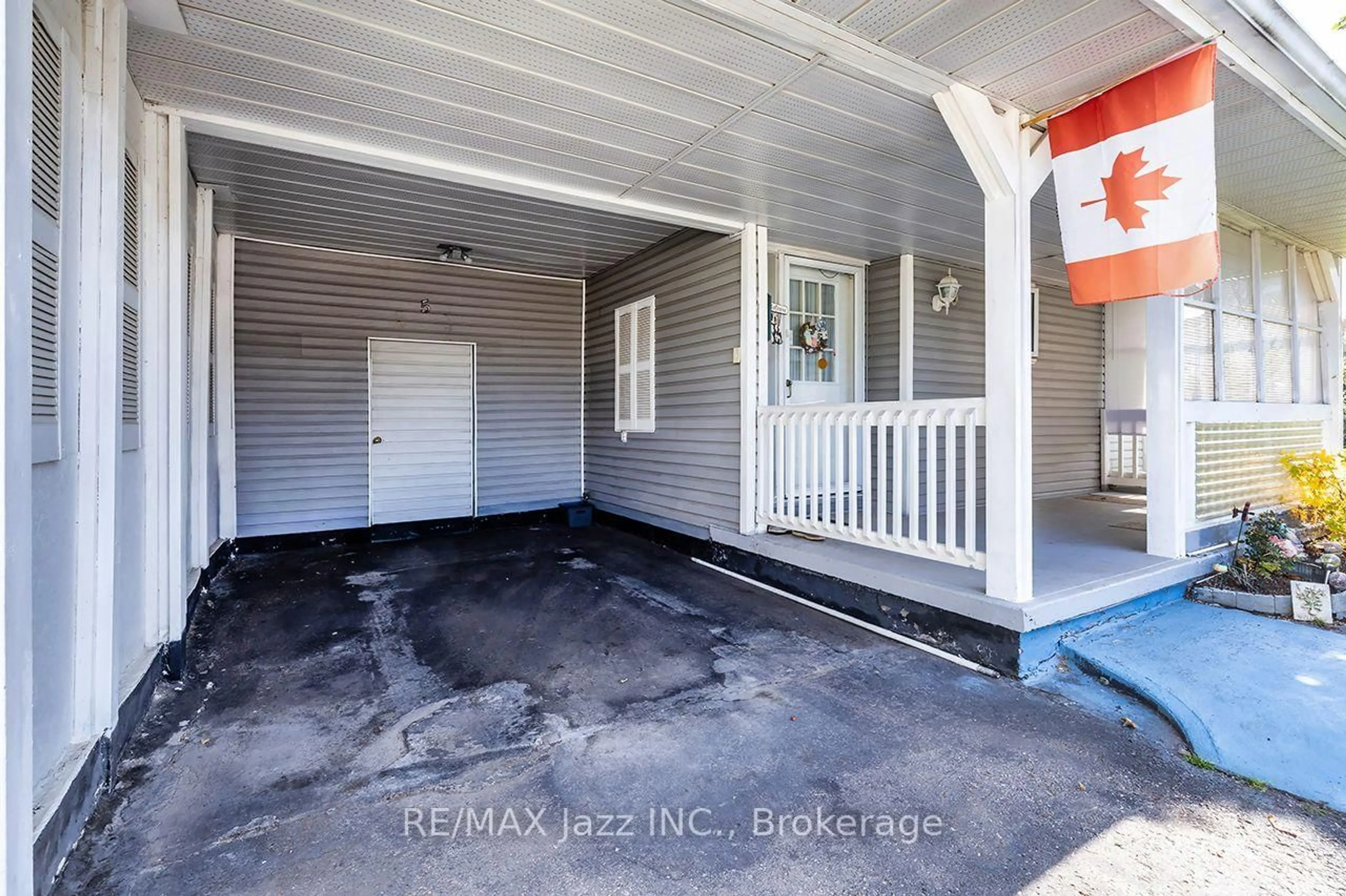 Indoor entryway for 5 King Crt, Clarington Ontario L1B 1L7
