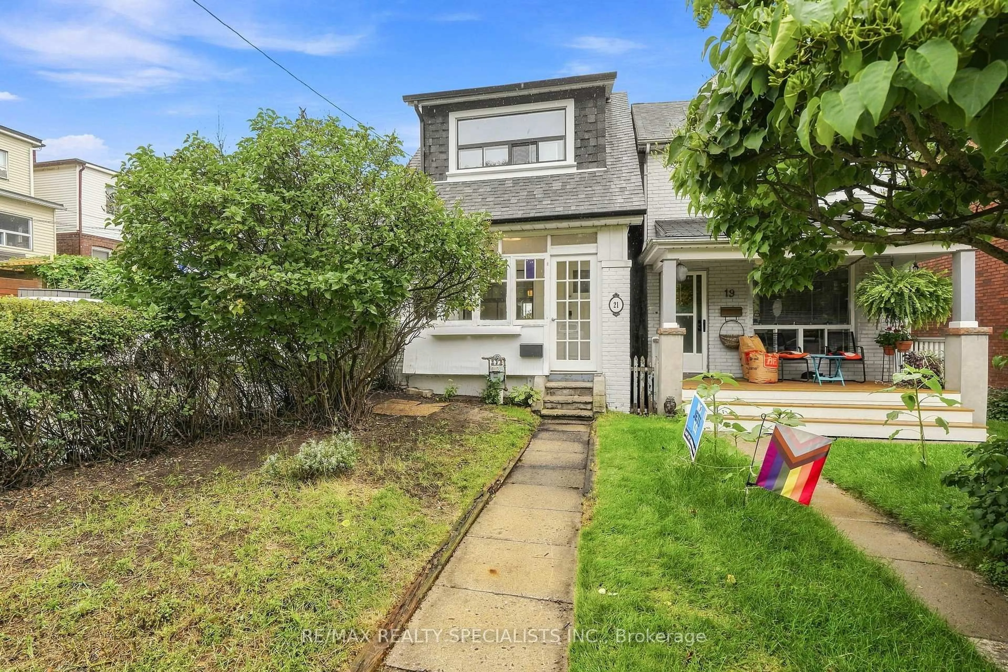 A pic from outside/outdoor area/front of a property/back of a property/a pic from drone, street for 21 Mendel Ave, Toronto Ontario M4C 1E6