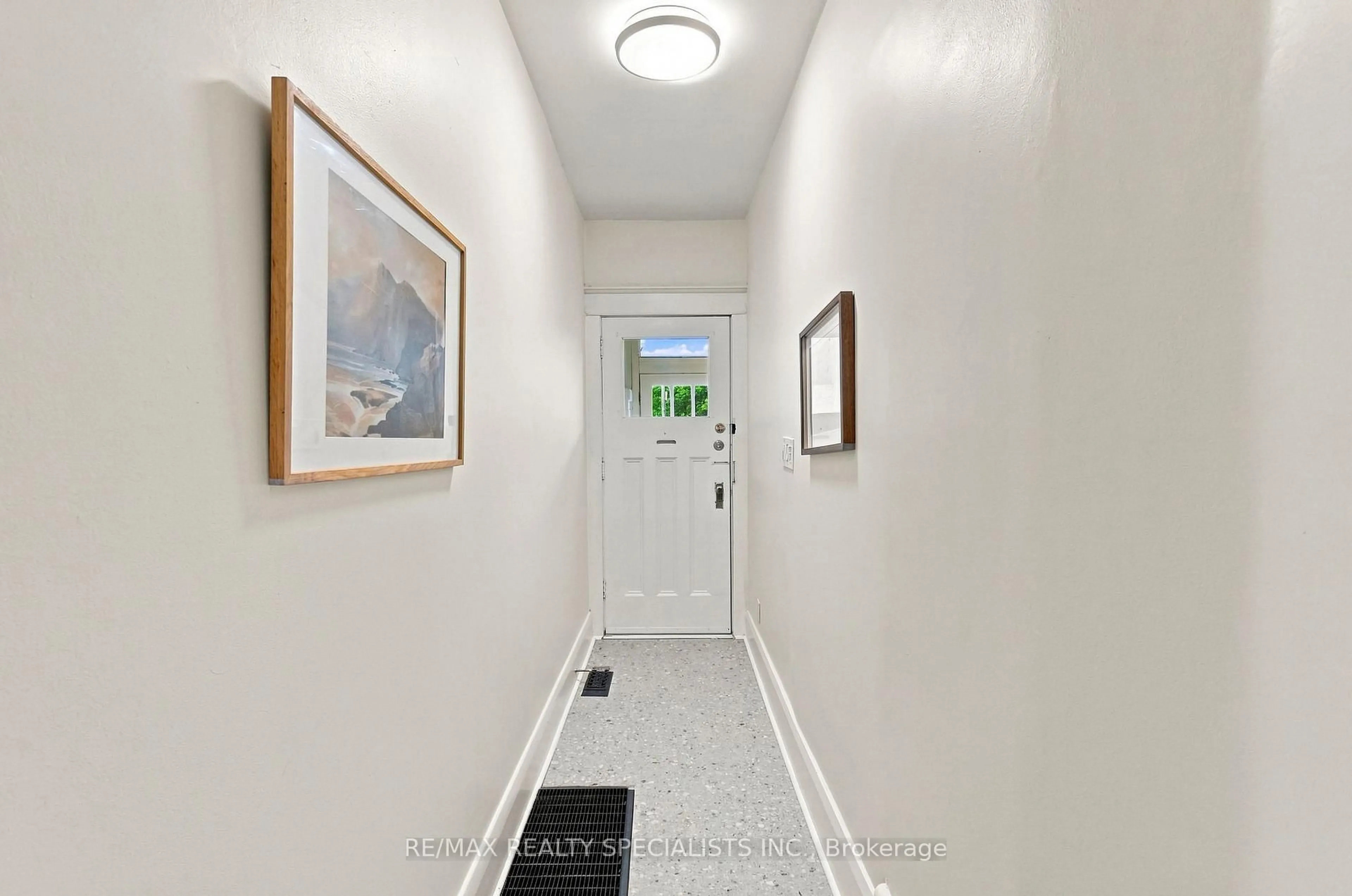 Indoor entryway for 21 Mendel Ave, Toronto Ontario M4C 1E6