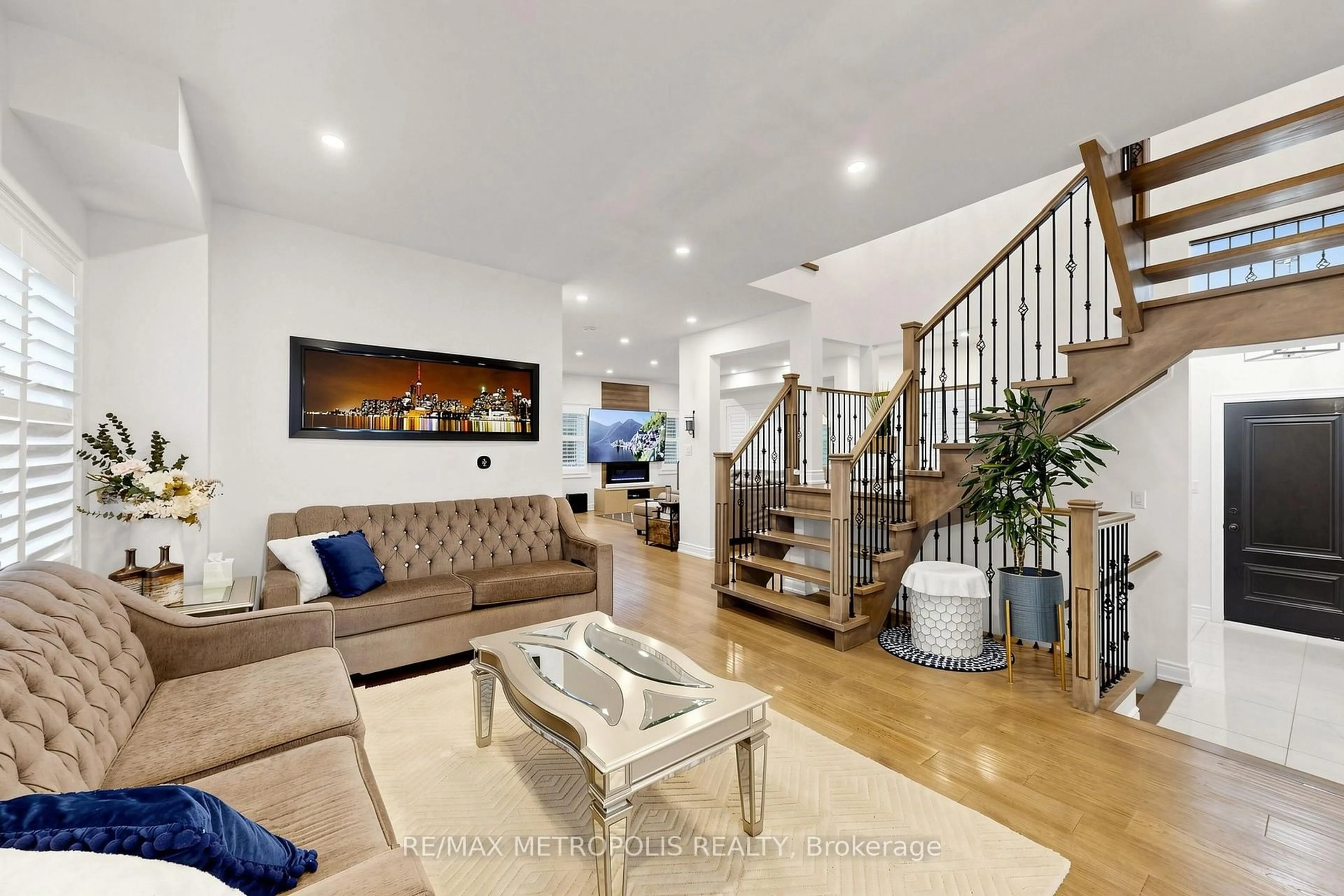 Living room with furniture, wood/laminate floor for 30A Cedar Dr, Toronto Ontario M1J 3E8