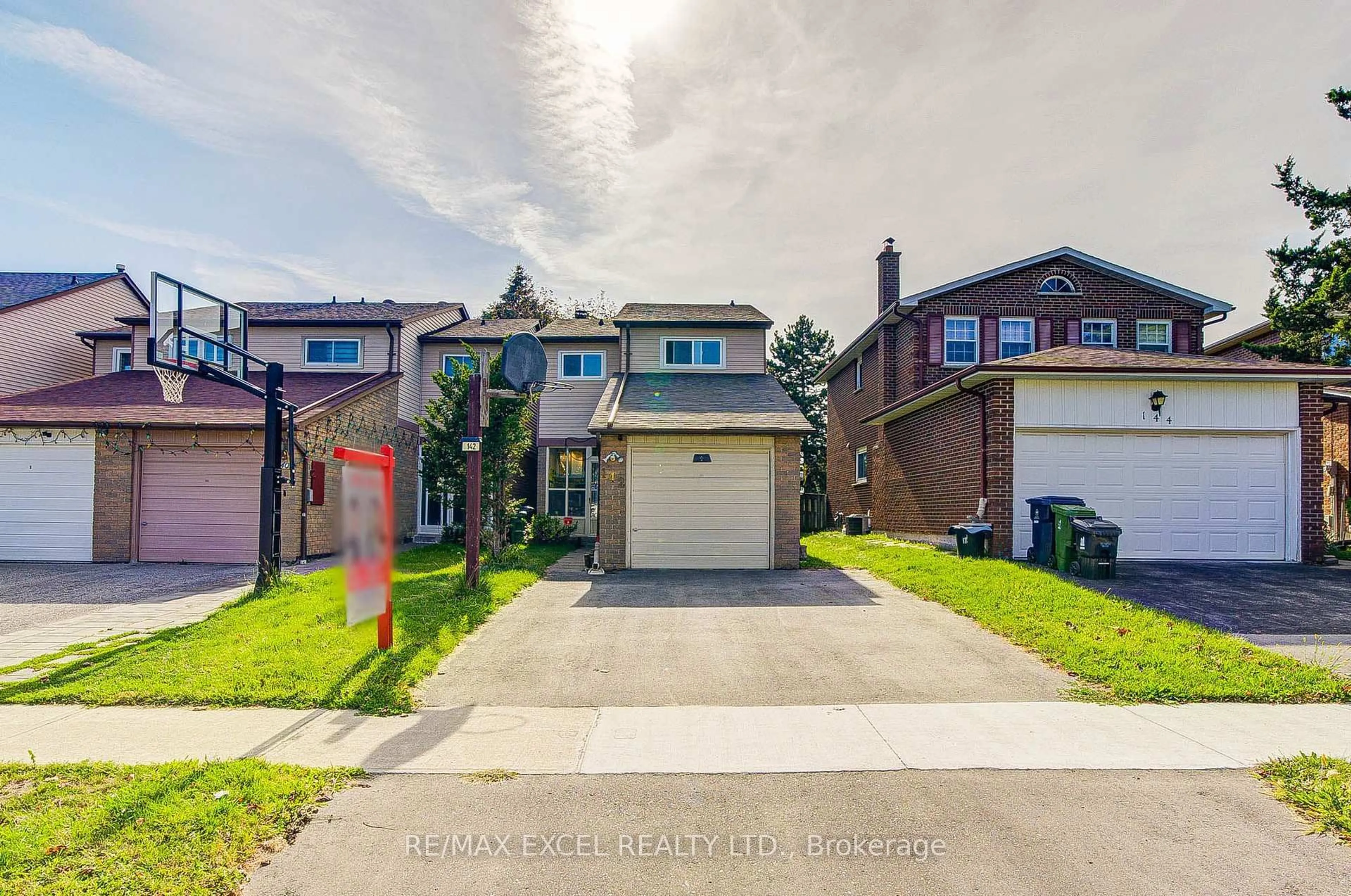 A pic from outside/outdoor area/front of a property/back of a property/a pic from drone, street for 142 Shady Hollow Dr, Toronto Ontario M1V 2L8