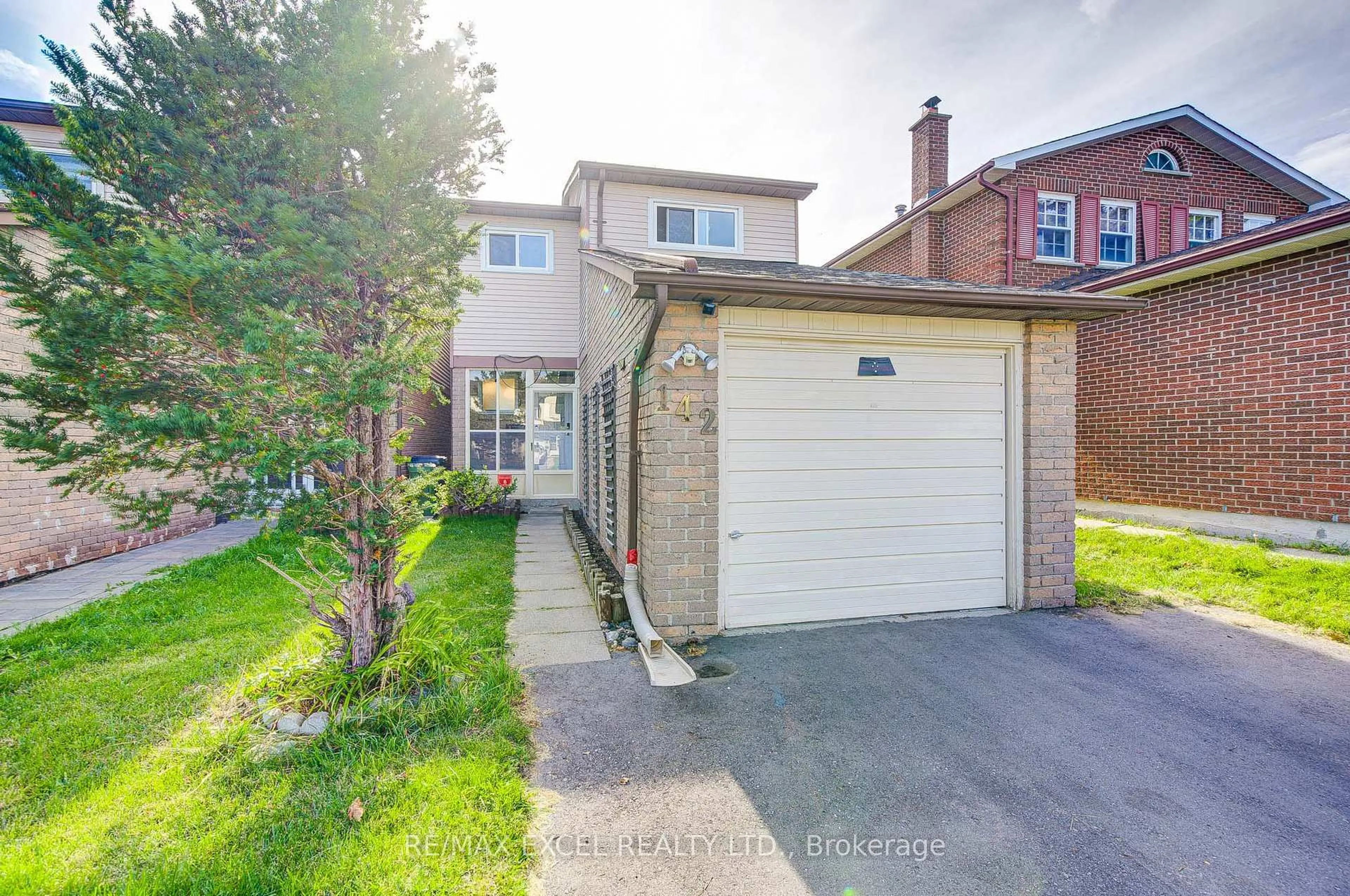 A pic from outside/outdoor area/front of a property/back of a property/a pic from drone, street for 142 Shady Hollow Dr, Toronto Ontario M1V 2L8