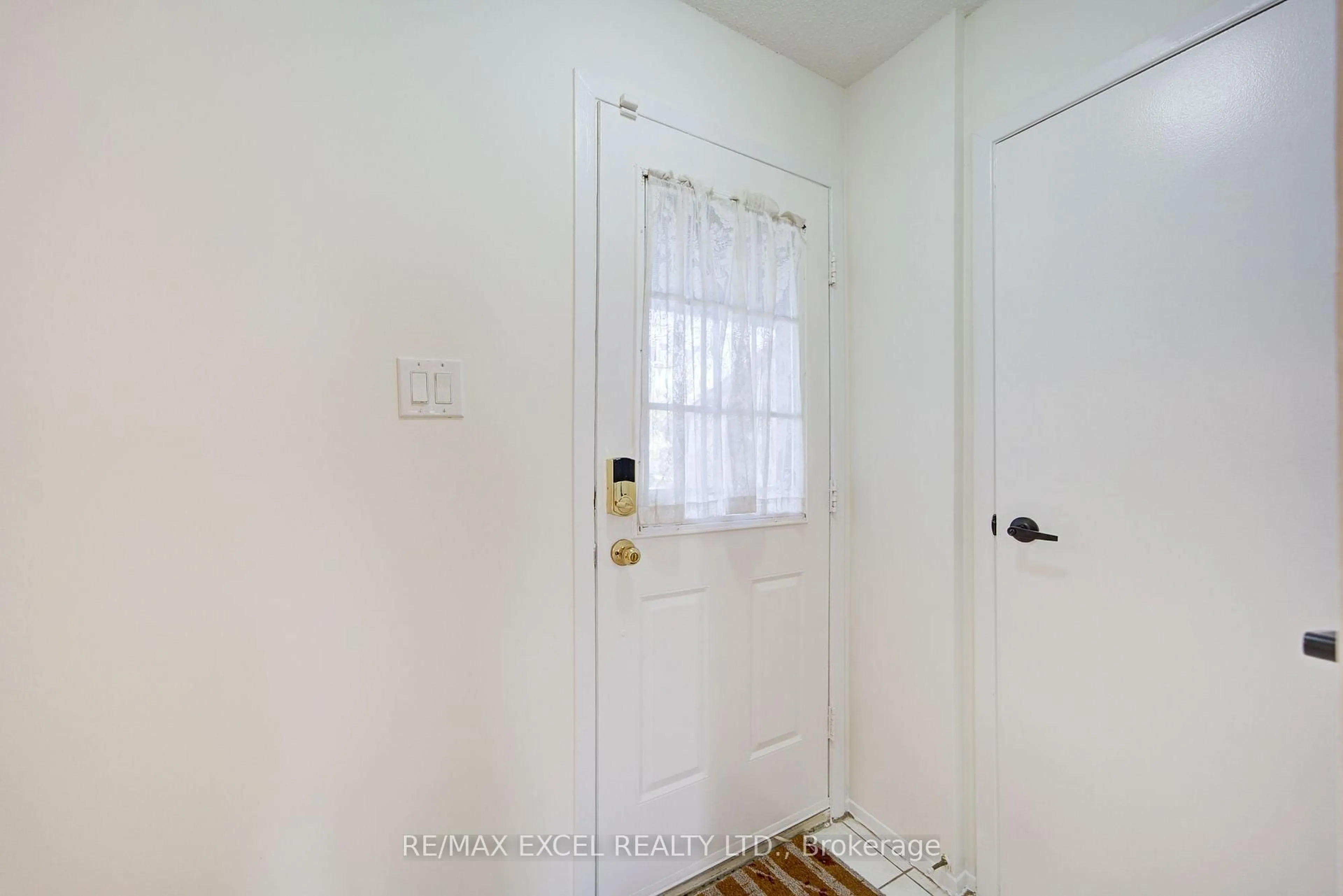 Indoor entryway for 142 Shady Hollow Dr, Toronto Ontario M1V 2L8