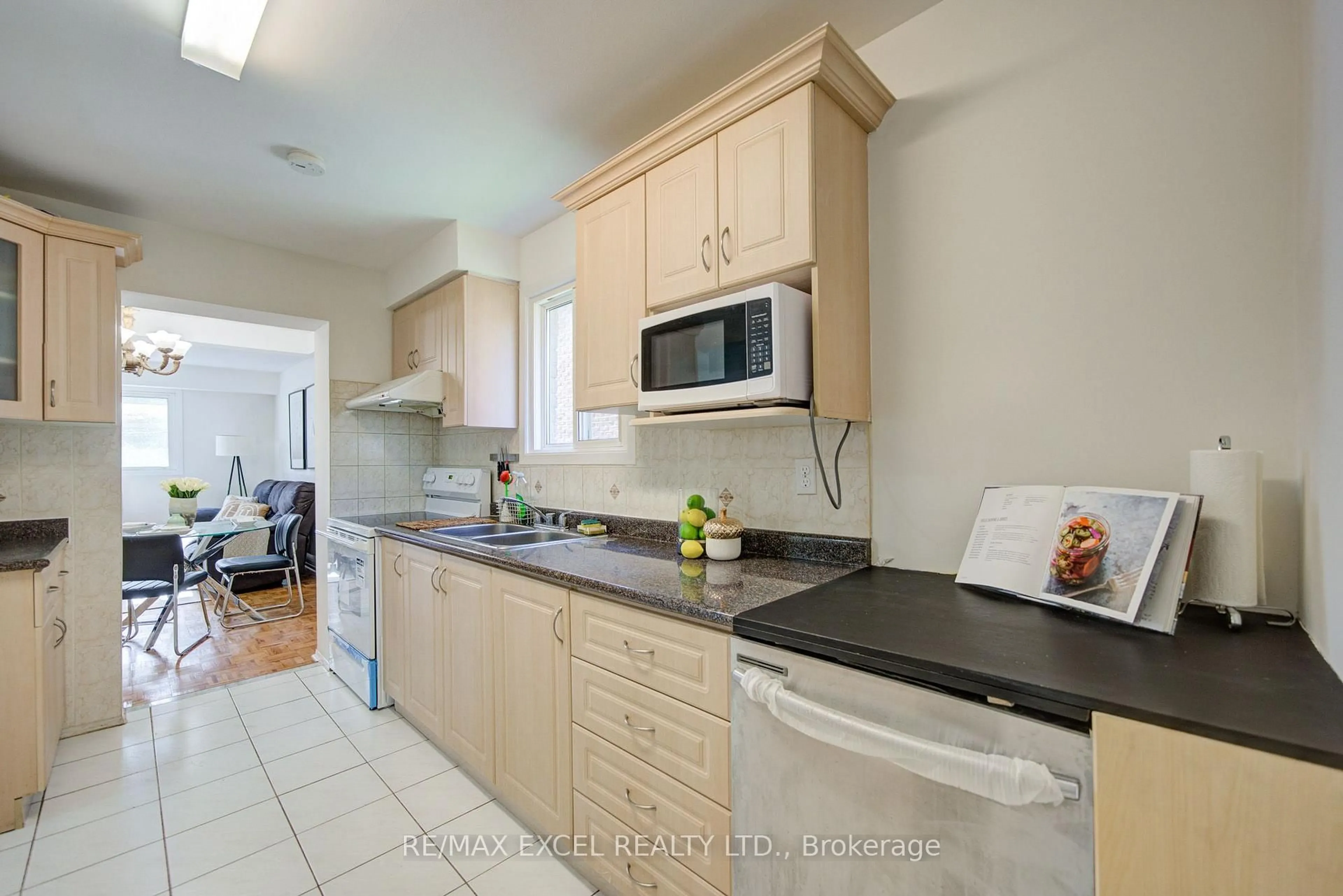 Standard kitchen, unknown for 142 Shady Hollow Dr, Toronto Ontario M1V 2L8