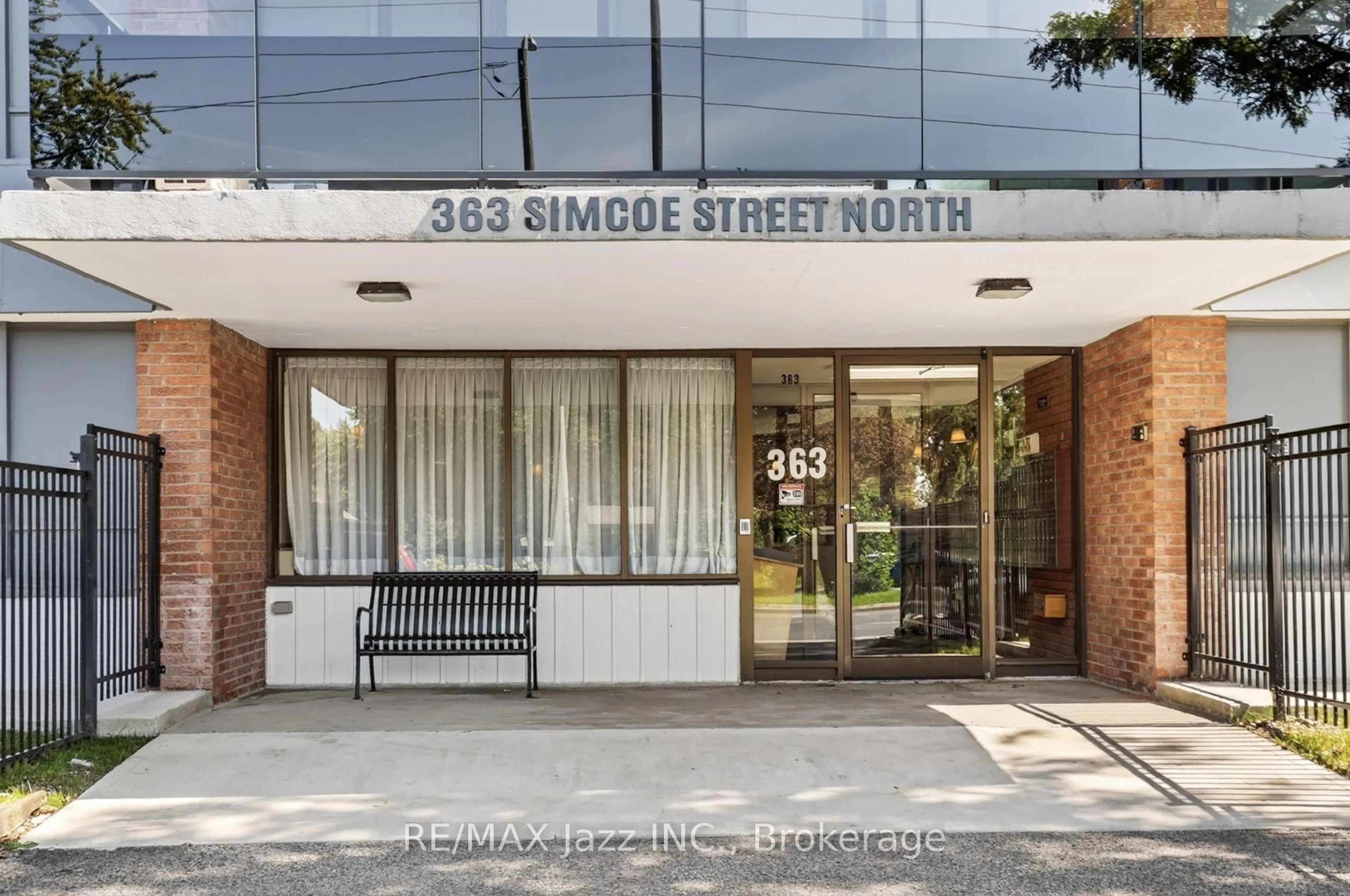 Indoor foyer for 363 Simcoe St #305, Oshawa Ontario L1G 4T2