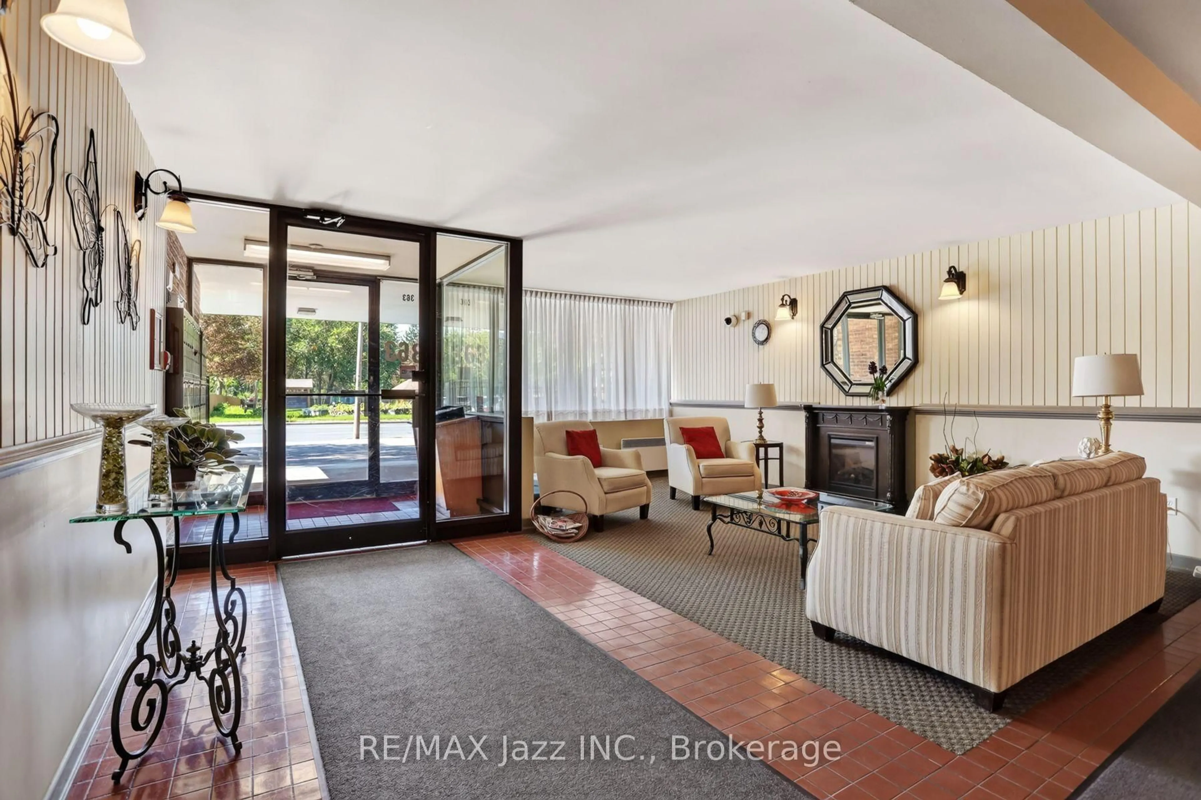 Unknown for 363 Simcoe St #305, Oshawa Ontario L1G 4T2