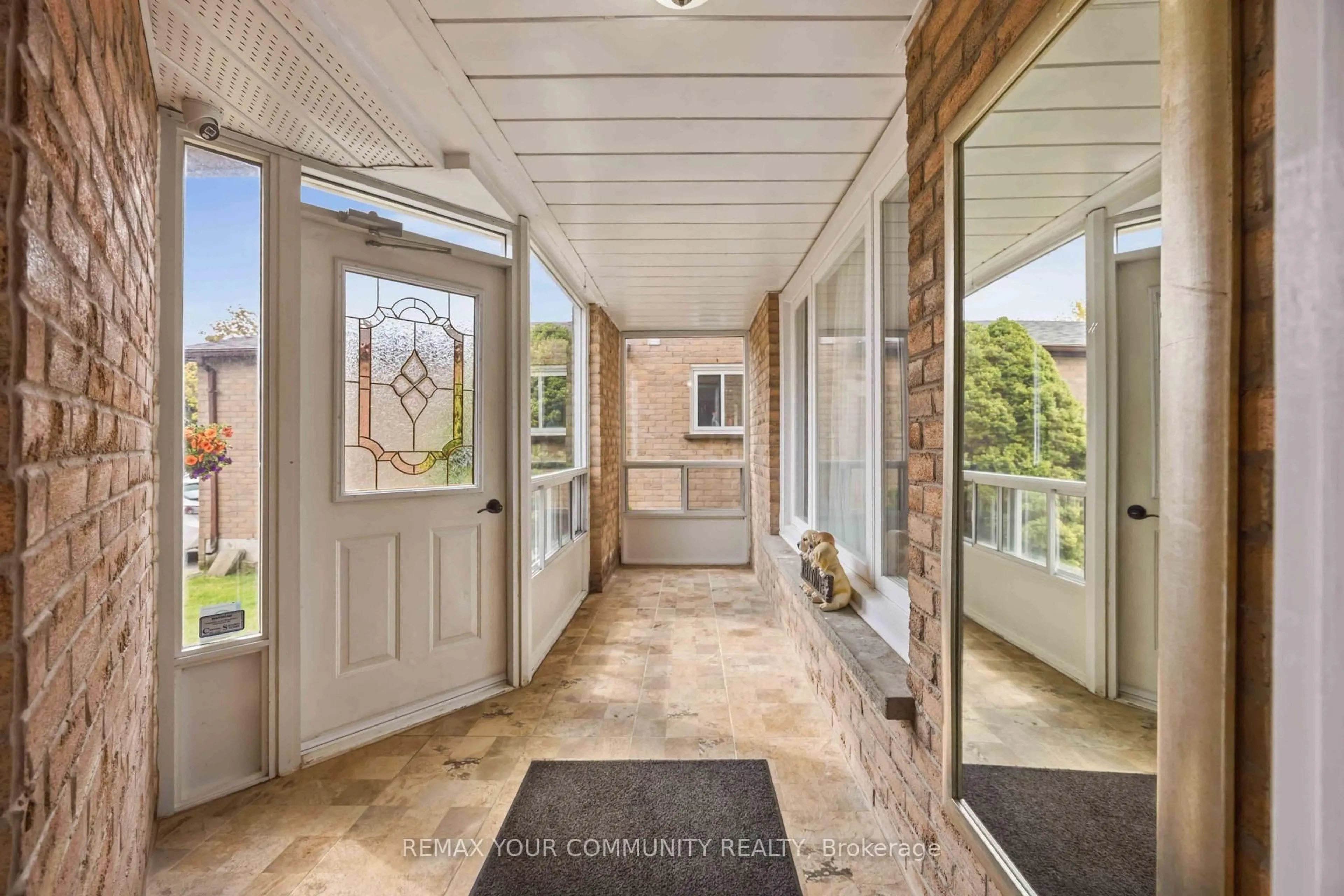 Indoor entryway for 1706 Woodside Lane, Pickering Ontario L1V 4W3
