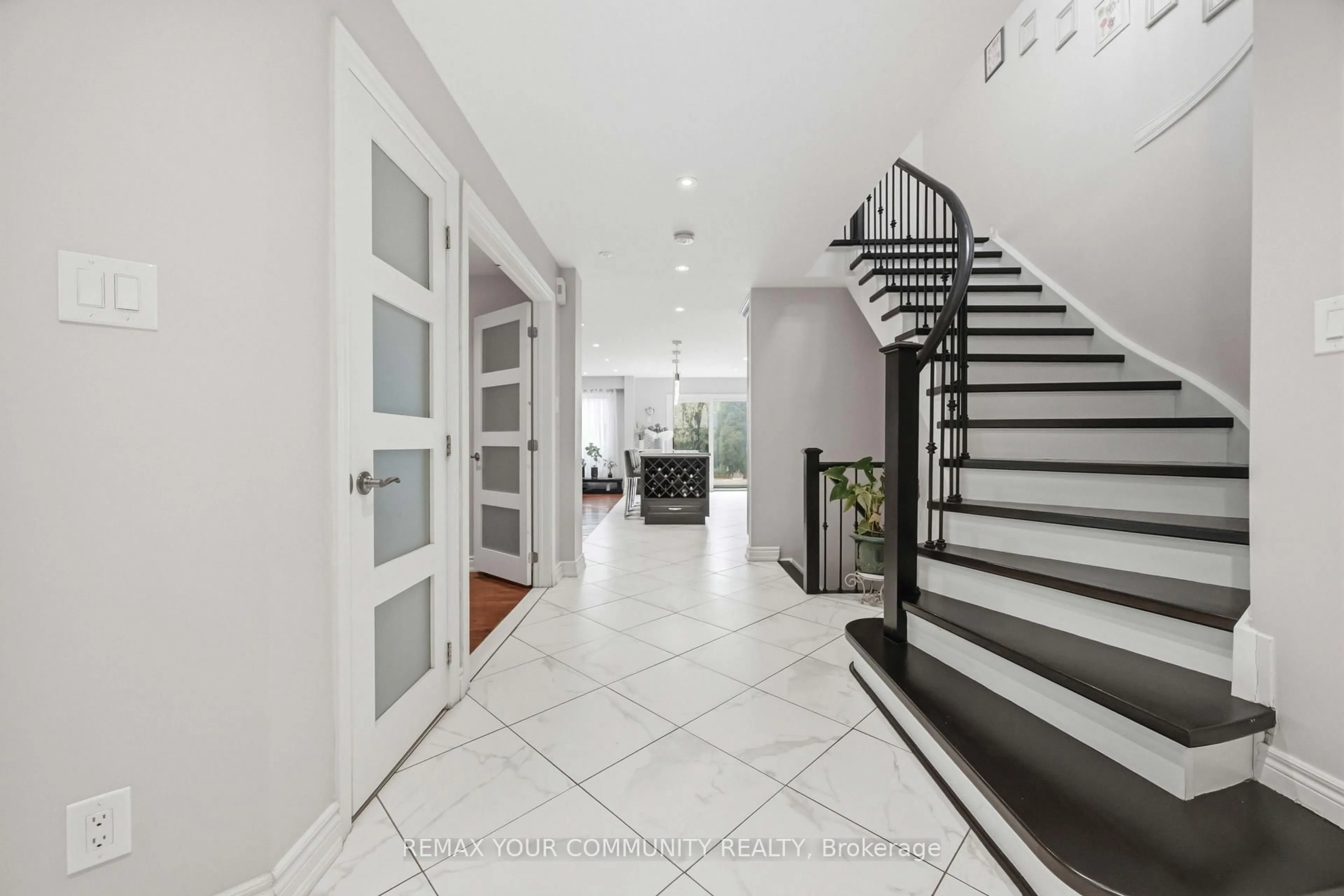 Indoor entryway for 1706 Woodside Lane, Pickering Ontario L1V 4W3