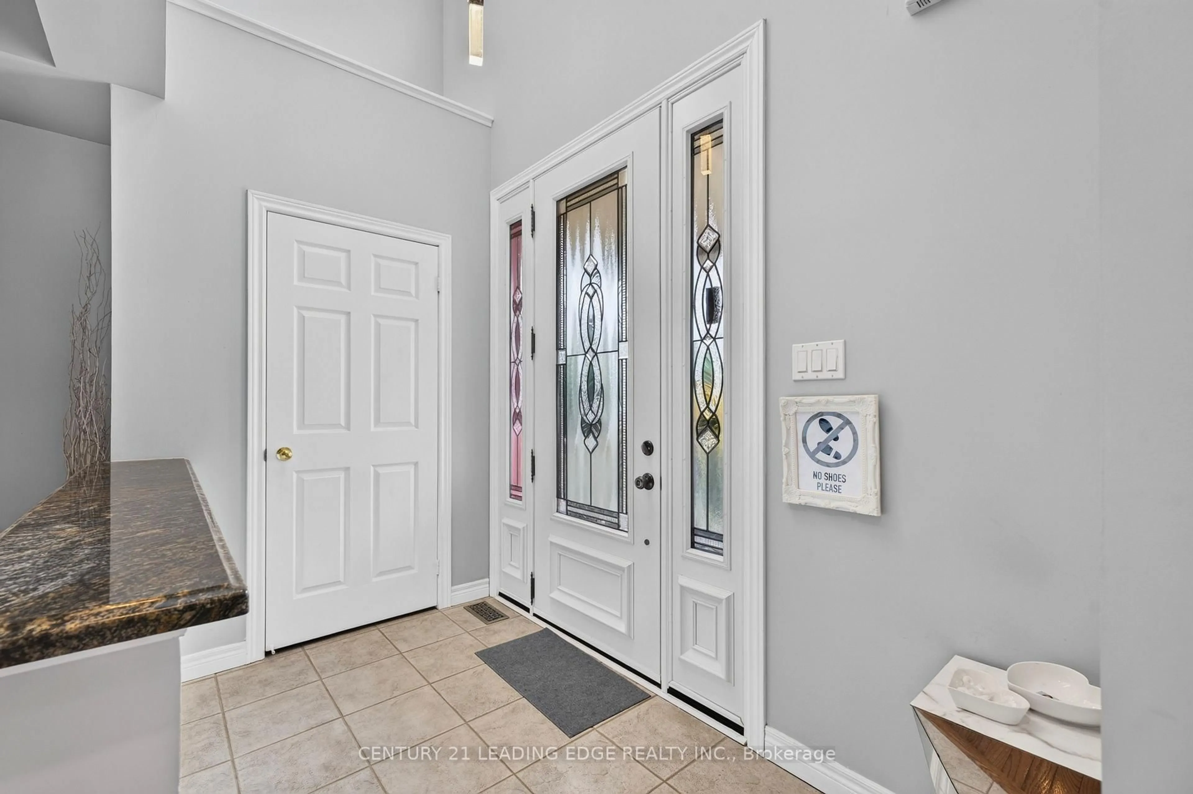 Indoor entryway for 134 Toscana Dr, Whitby Ontario L1R 2Z9