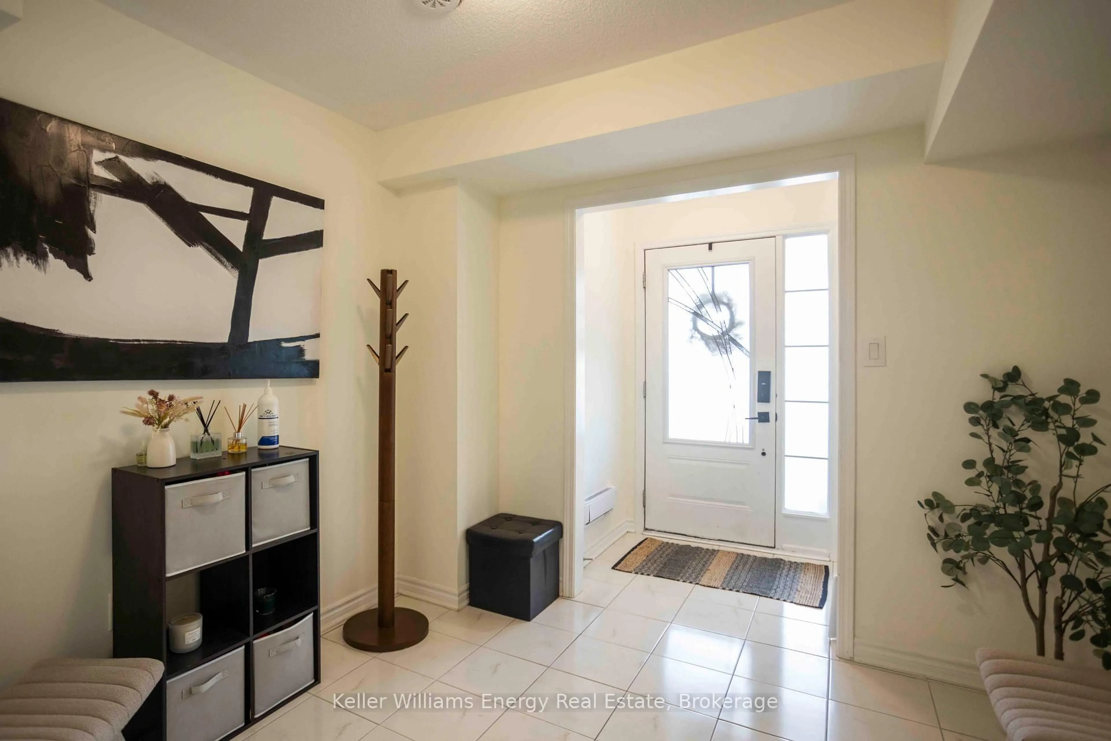 Indoor entryway for 104 Howe Ave, Toronto Ontario M1C 0J4